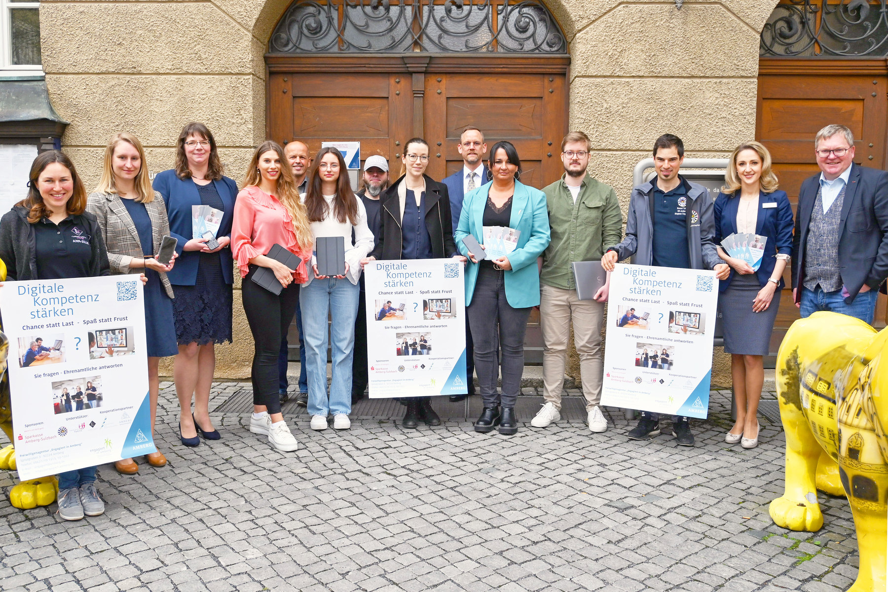 Oberbürgermeister Michael Cerny (rechts), die Leiterin der Freiwilligenagentur Elisabeth Triller (2.v.r.), der Vorstandsvorsitzende der Sparkasse Amberg-Sulzbach Thomas Pickel (6.v.r.) sowie Sabrina Liermann, Seniorenstelle, und Kerstin Bauer, Kontaktstelle für Selbsthilfegruppen (2. und 3. von links.) mit den weiteren Projektbeteiligten Foto: Susanne Schwab, Stadt Amberg