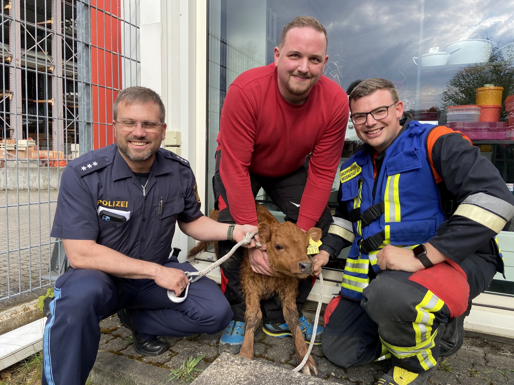 v.l.n.r.: Polizeihauptkommissar Bernd Dürschinger mit dem freiwilligen Helfer Dominik Strobel und Marco Hierl von der Feuerwehr Regenstauf, sowie klein Hubert, der durchaus zufrieden mit seiner Aktion wirkt Foto: Bayer