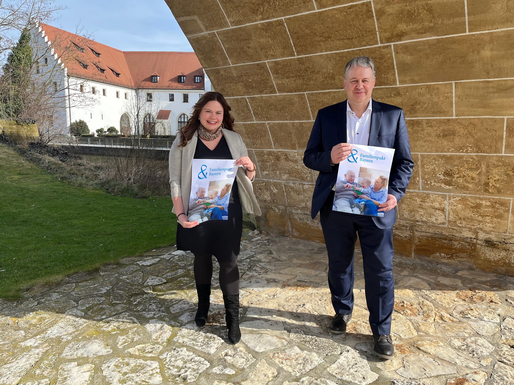 Landrat Richard Reisinger unterstützt zusammen mit der Wirtschaftsförderin, Angela Seidel, die Familienfreundlichkeit der Unternehmen und lädt am 1. Juni 2022 zu einer Informationsveranstaltung ins Landratsamt ein Foto: Christine Hollederer