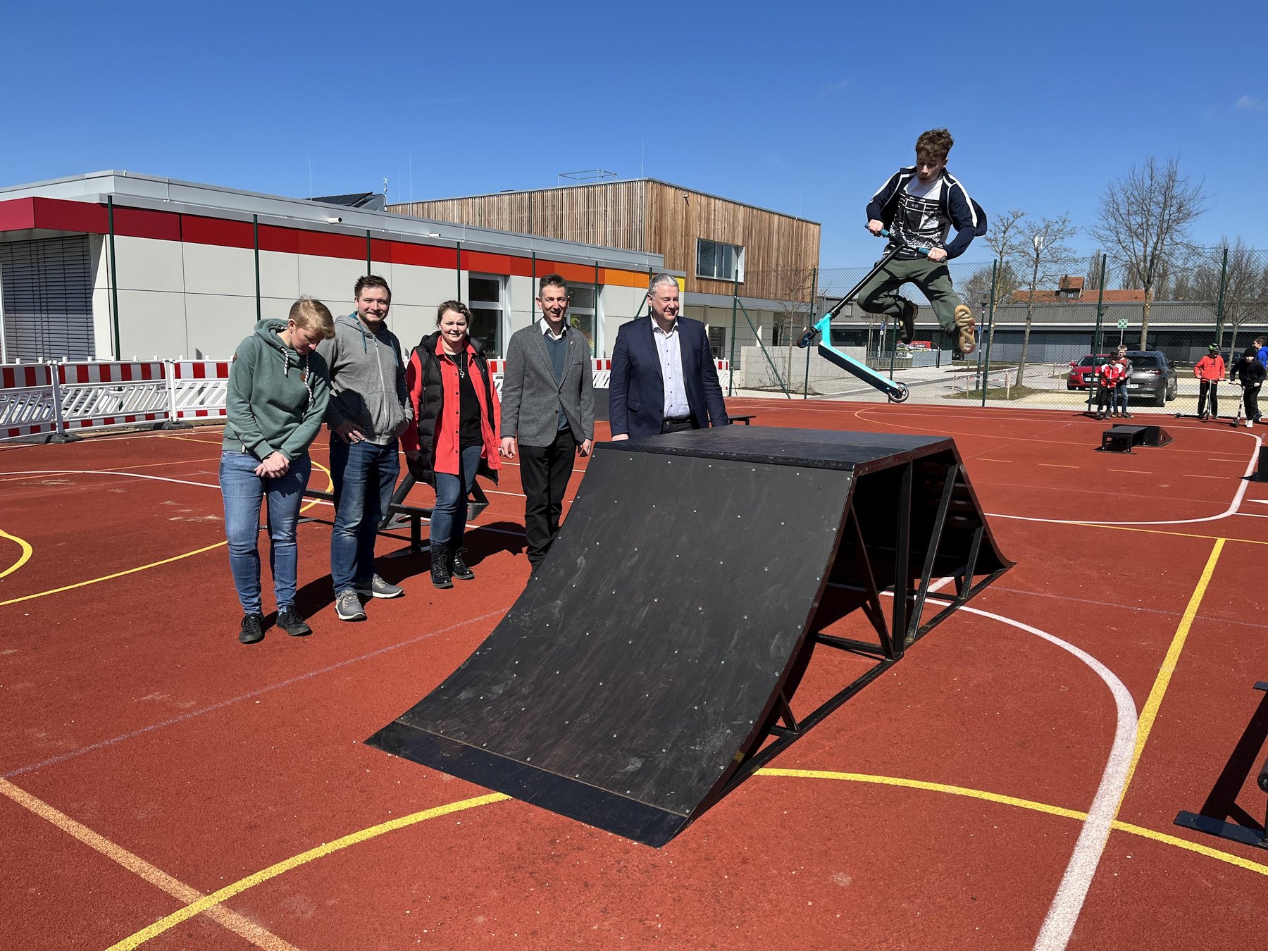 Tollkühne Jungs auf ihren fliegenden Scootern. Da staunen Landrat Richard Reisinger, Bürgermeister Albert Geitner, Nina Forster und Stefan Götz (beide Ursensollen) sowie KoJa-Projektleiterin Anita Kinscher (v.re.) nicht schlecht Foto: Christine Hollederer 