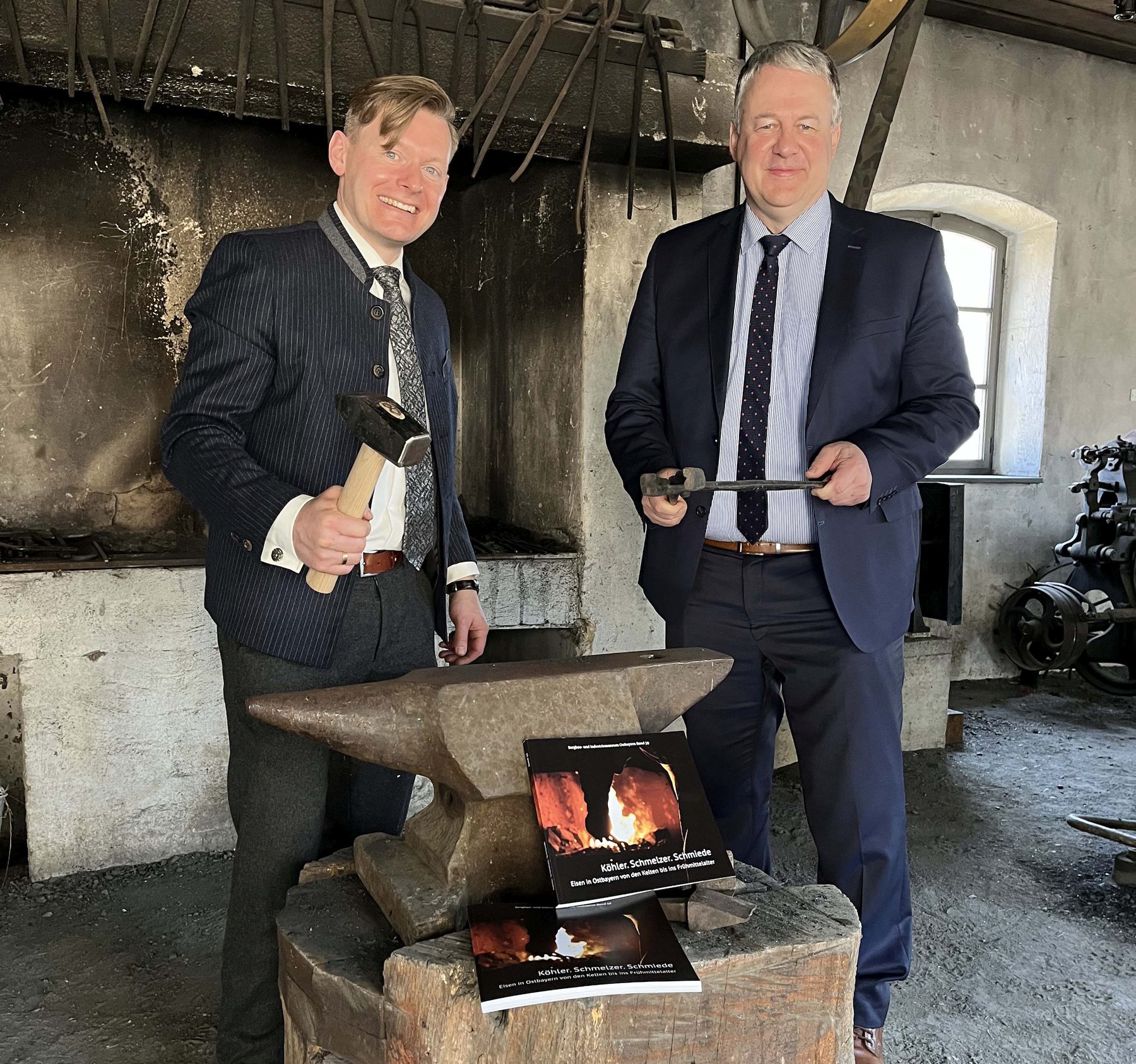 Mehrere Monate haben die Fachautoren unter Federführung des Bergbau- und Industriemuseums Ostbayern an der Publikation „Köhler. Schmelzer. Schmiede“ geschmiedet. Nun konnte der Museumsleiter Dr. Martin Schreiner Landrat Richard Reisinger das erste Exemplar überreichen Foto: Christine Hollederer