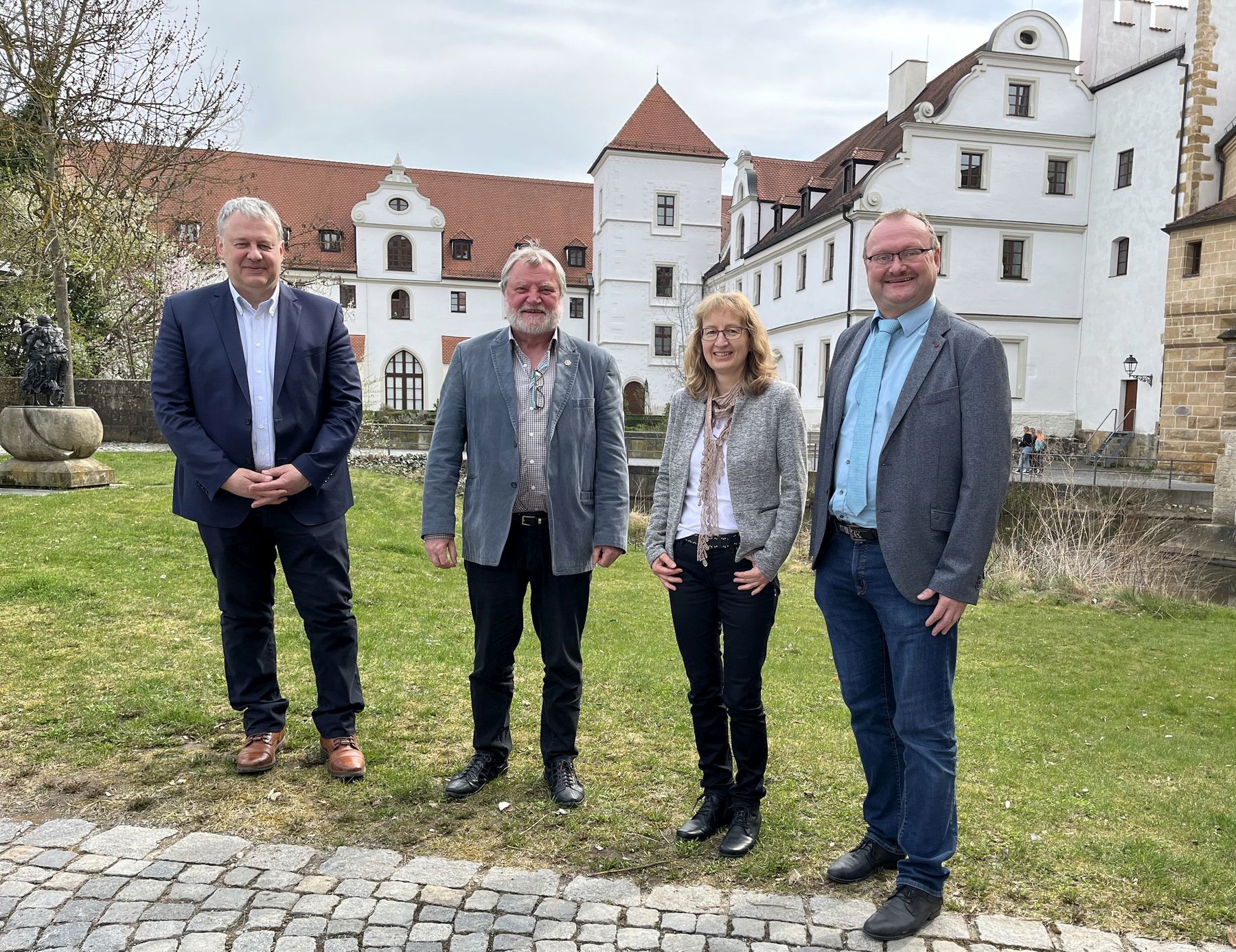 (Von links): Hartmut Schendzielorz, Christiane Regn und Bürgermeister Uwe König informierten Schirmherr Landrat Richard Reisinger (ganz links) über das Programm der diesjährigen Internationalen Projektwoche des Europäischen Jugendprojekt Oberpfalz e.V. Foto: Martina Beierl