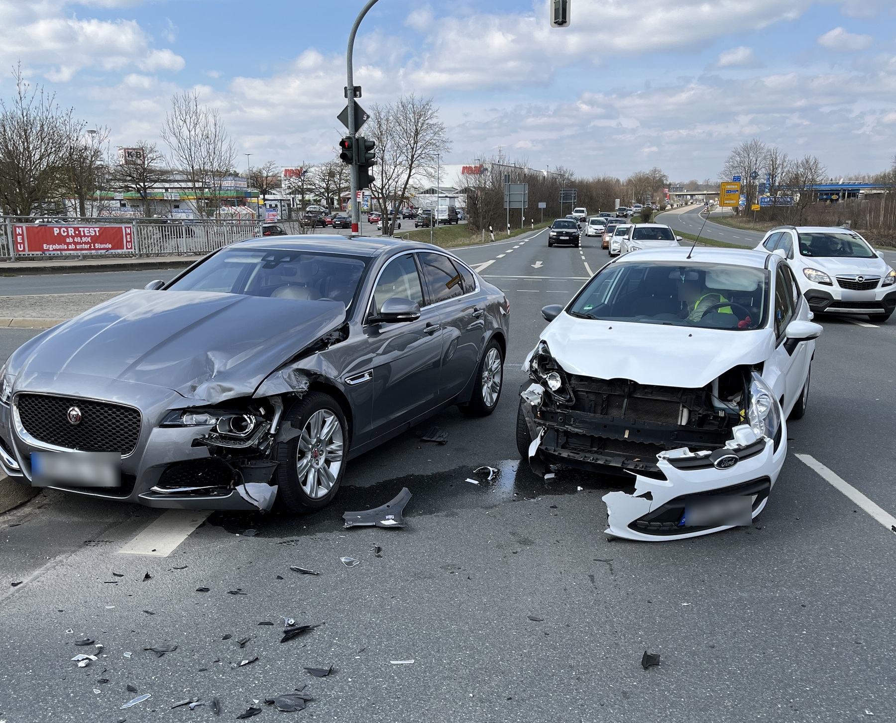An den Fahrzeugen entstand ein Sachschaden von rund 12500 € Foto: Polizei Amberg