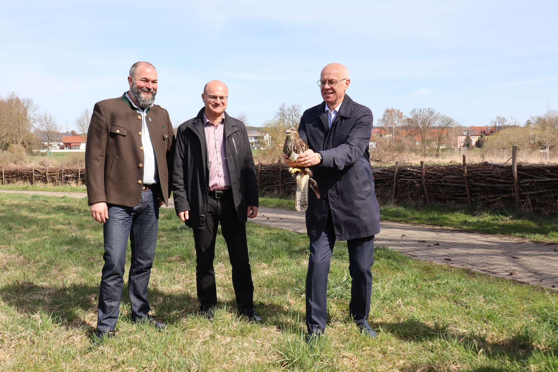 Highlight zum Abschluss des Treffens: Regierungspräsident Walter Jonas durfte einen über viele Wochen gesund gepflegten Mäusebussard auswildern. Mit auf dem Bild: Christoph Bauer und Dr. Nobert Schäffer (Foto: Regierung der Oberpfalz/Stühlinger-Weinhändler)