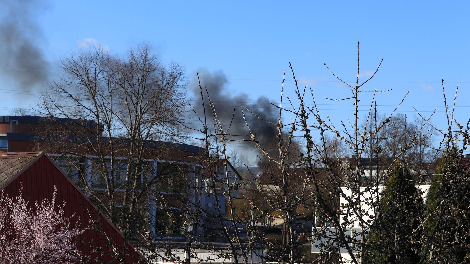 Schon von Weitem war die schwarze Rachsäule zu erkennen Foto: © Pressedienst Wagner