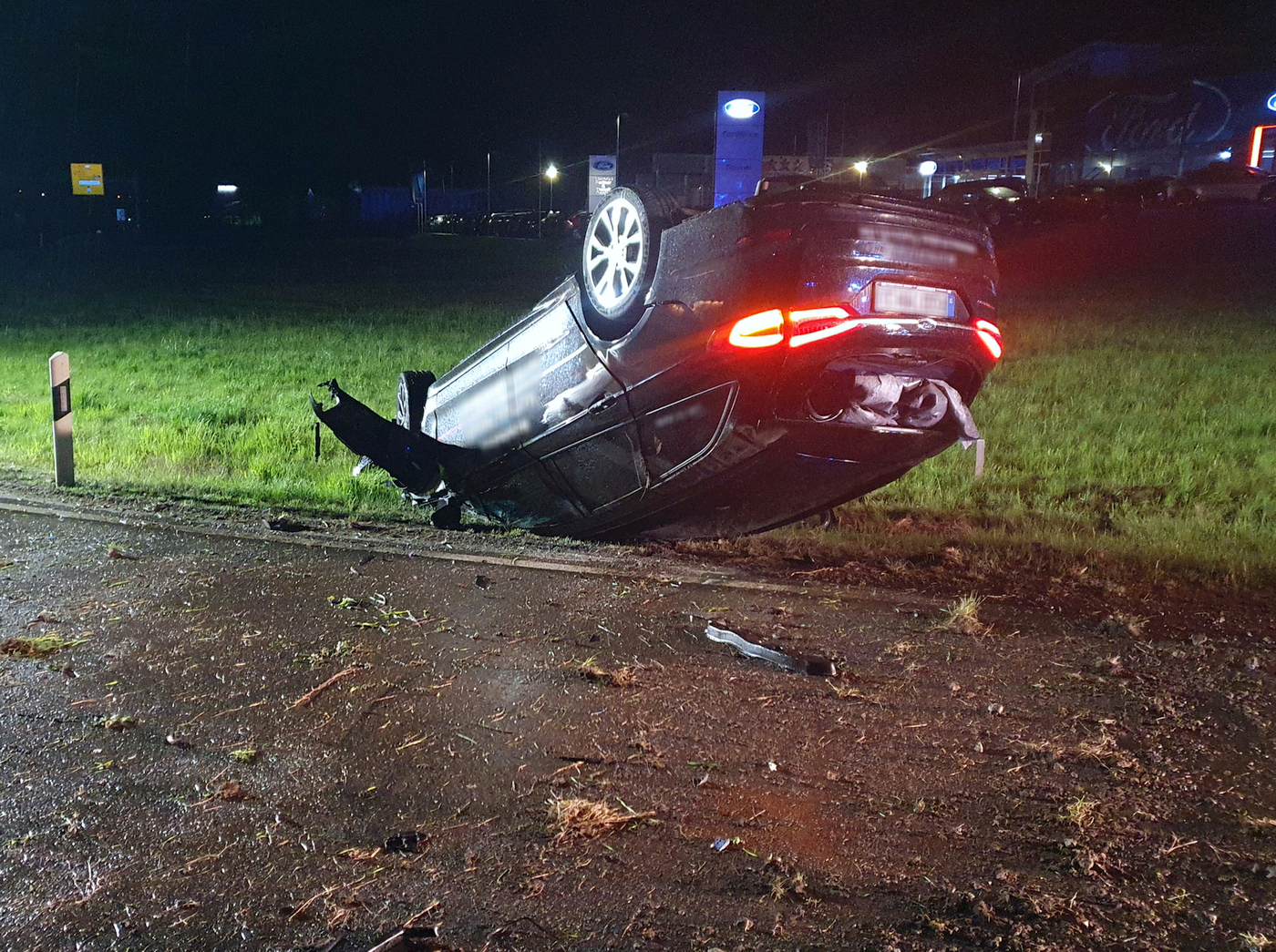 Die alkoholisierte Fahrerin des Mondeo wurde leicht verletzt in ein Krankenhaus eingeliefert Foto: Feuerwehr Landkreis Cham