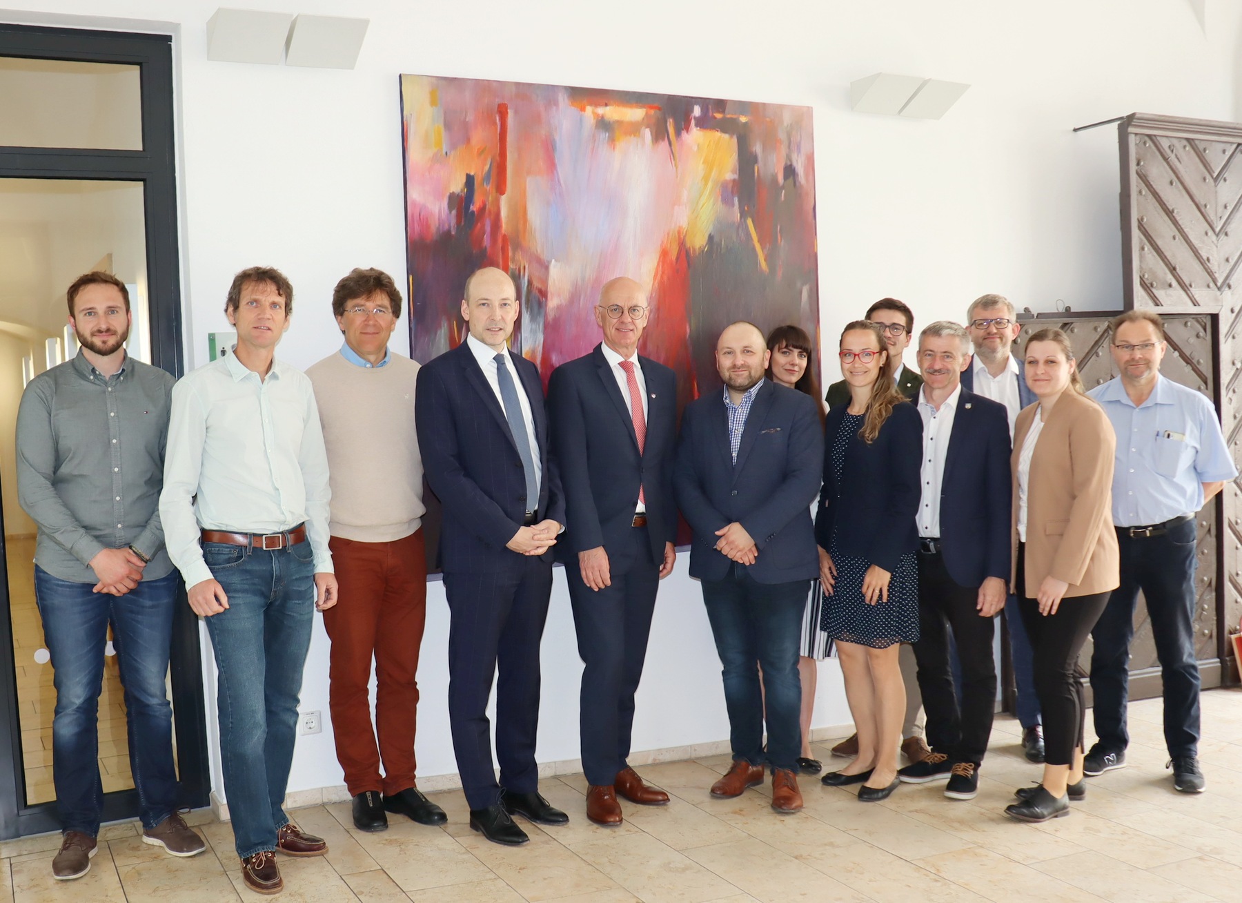 Regierungspräsident Walter Jonas (5.v.l) begrüßt Dr. Markus Ehm (4.v.l.), Leiter des Prager Büros der Hanns-Seidel-Stiftung und die tschechische Delegation in der Regierung der Oberpfalz  (Foto: Regierung der Oberpfalz/Stühlinger-Weinhändler)