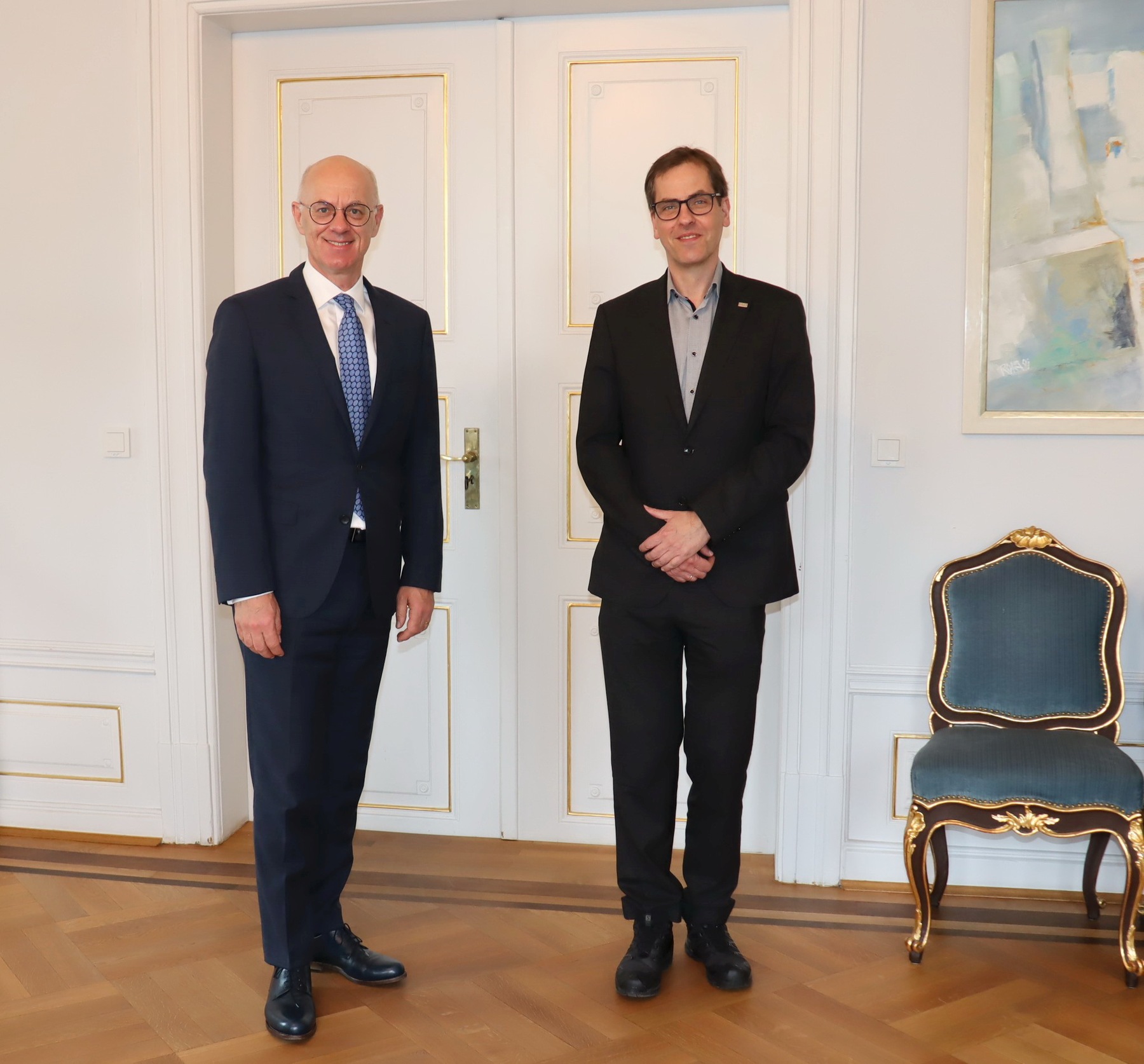 Regierungspräsident Walter Jonas begrüßt den neuen OTH Präsidenten, Prof. Dr. Ralph Schneider (v.l.n.r.) Regierung der Oberpfalz/Stühlinger-Weinhändler