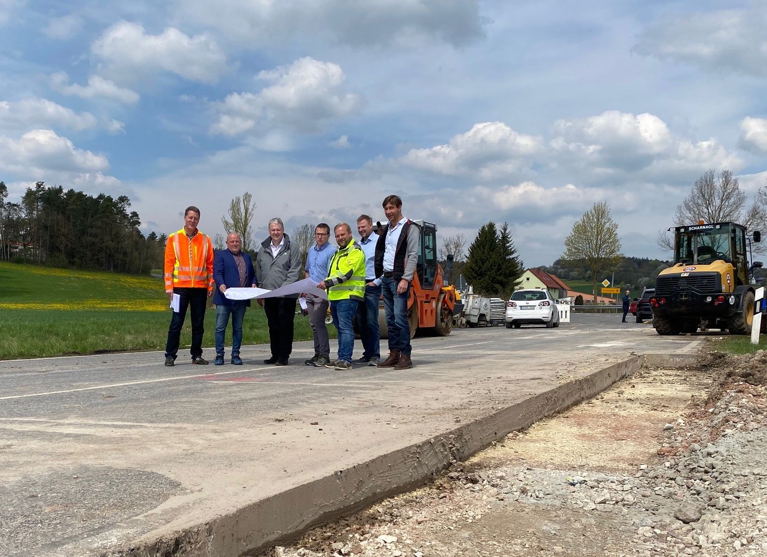 Zufrieden mit dem Baufortschritt zeigte sich Landrat Richard Reisinger bei einer Besichtigung vor Ort. Von links: Reinhard Standecker (Planungsbüro Renner & Hartmann), Wolfgang Scharnagl, Landrat Richard Reisinger, Matthias Kolb (Leiter des Tiefbauamts am LRA), Daniel Scharnagl, Bürgermeister Alwin Märkl (Freudenberg) und Martin Sichelstiel (stellvertretender Leiter des Tiefbauamts am LRA) Foto: Martina Beierl