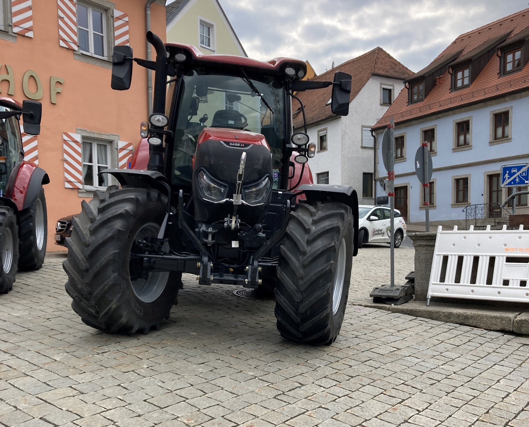 Kind stürzt von Traktor