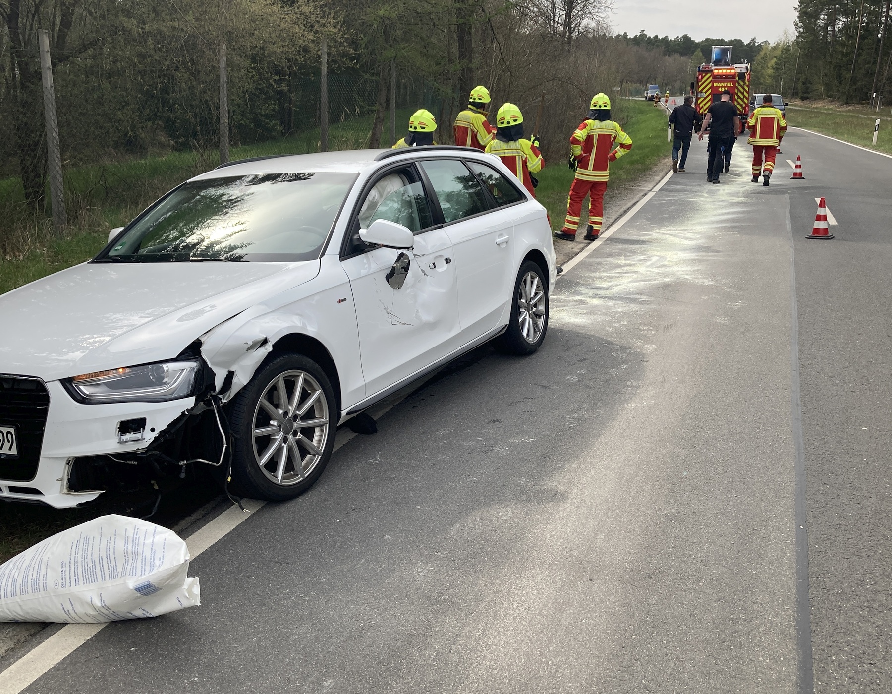 Durch ein herumfliegendes Metallteil wurde der Audi stark beschädigt Foto: PI NEW