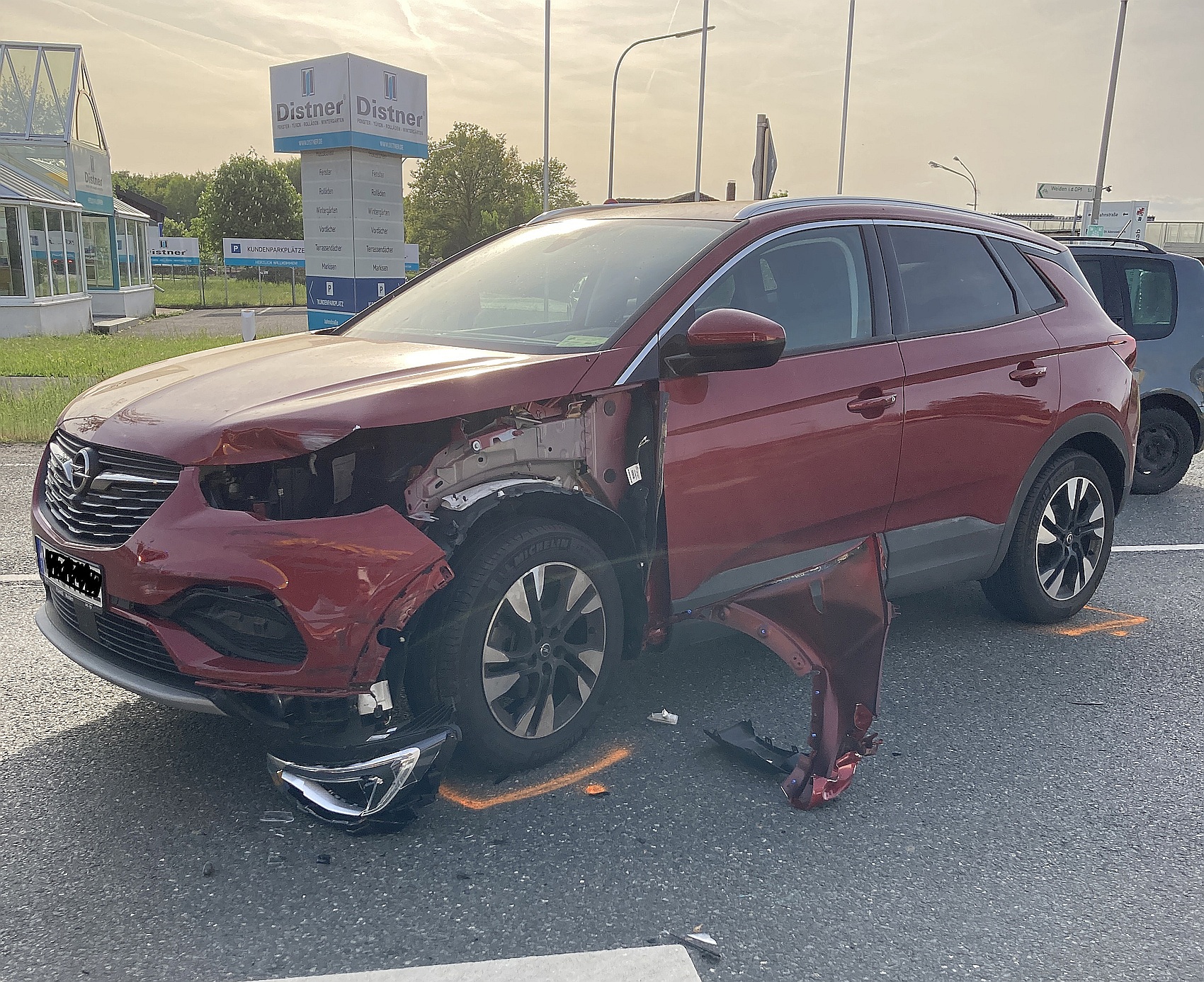 Der Opel des Unfallverursachers war nicht mehr fahrbereit Foto: PI Neustadt/Waldnaab
