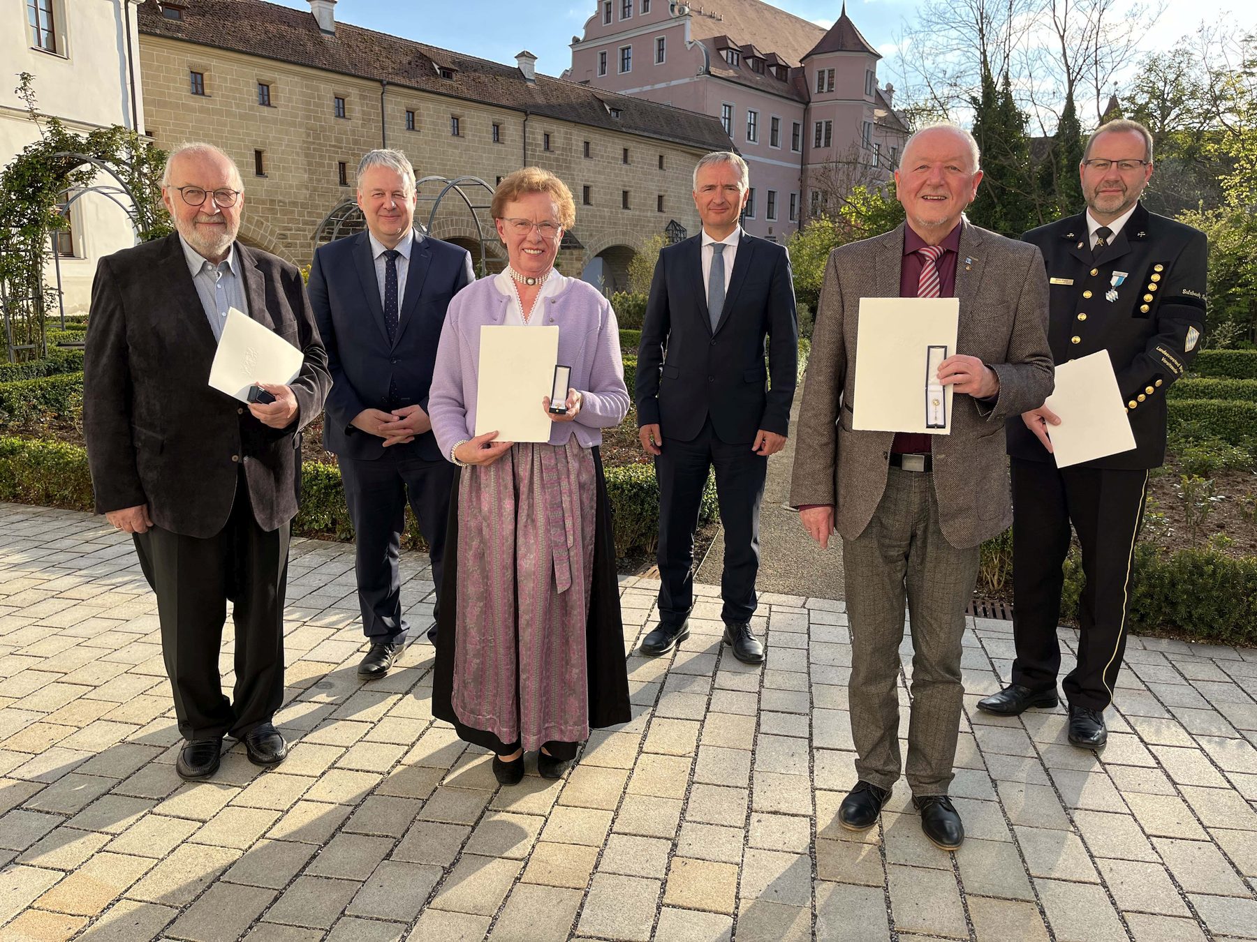 Landrat Richard Reisinger überreichte im Beisein von MdL Dr. Harald Schwartz (2. u. 4.v.li.) das Ehrenzeichen des Bayerischen Ministerpräsidenten an Rudolf Gruber, Renate Kastl, Georg Dürr und Armin Kraus (v.li.) Foto: Christine Hollederer