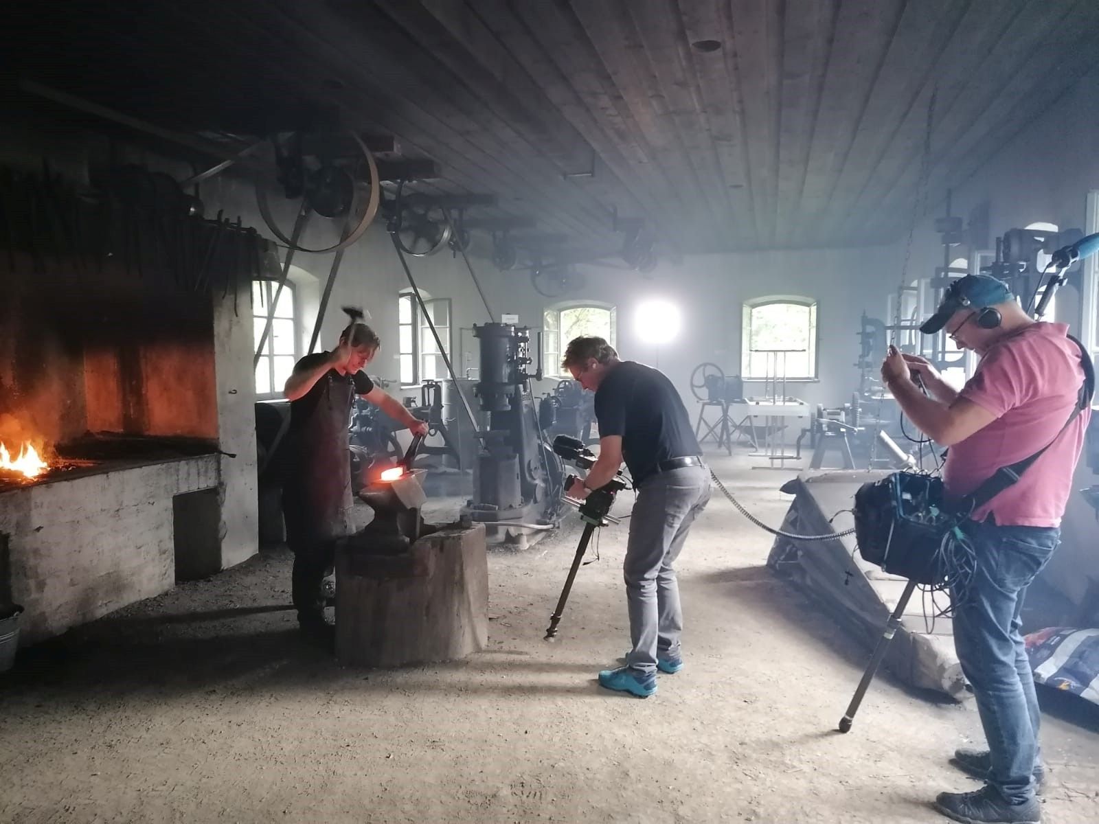 Kamera läuft. Im Hammerwerk entstehen eindrucksvolle Filmaufnahmen über die Herstellung von Schieneisen Foto: Jürgen Neumann