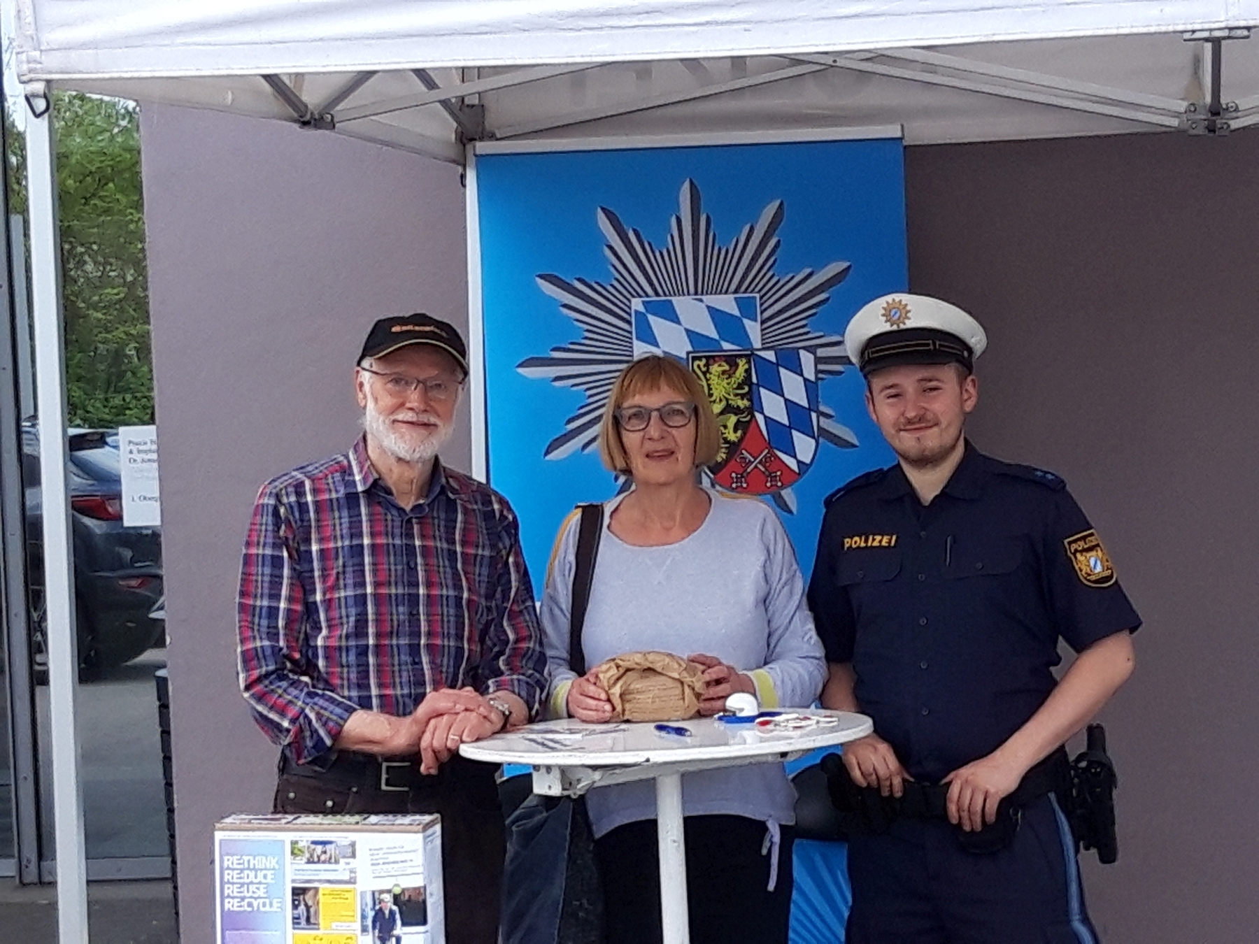 v.l.n.r.: Die Eheleute Herbert und Regina Lühmann nutzten gerne die Möglichkeit zum Gespräch mit Polizeimeister Michael Meyer Foto: Brück