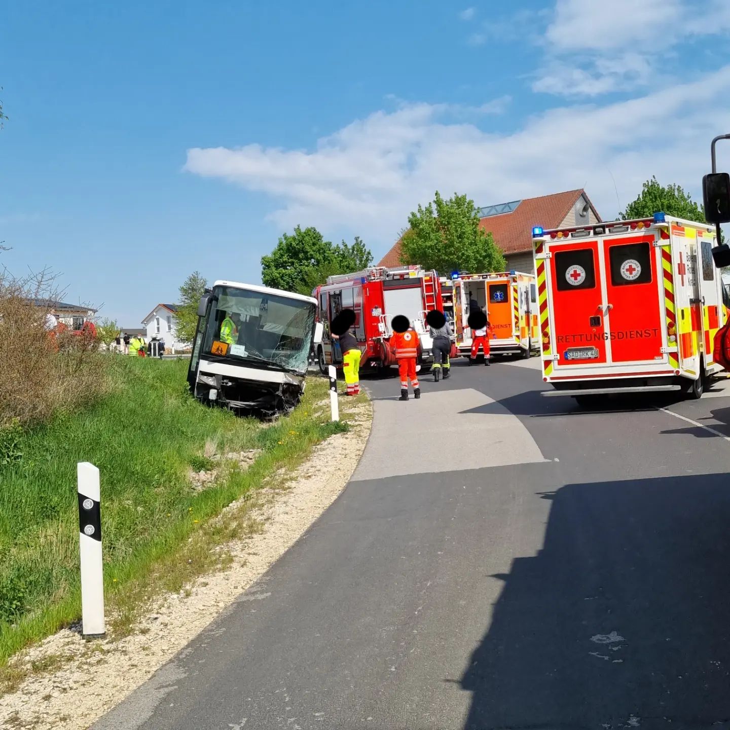 Die Kinder im Schulbus wurden vorsorglich in umliegende Kliniken eingeliefert Quelle: Feuerwehr Ensdorf