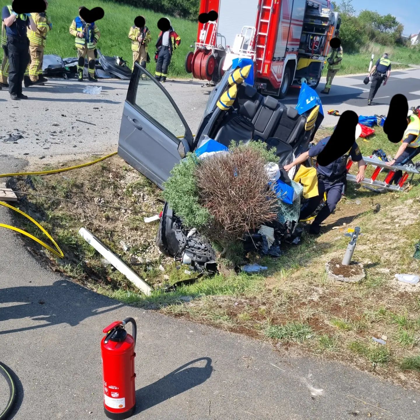 Der Fahrer des Ford musste von der Feuerwehr mit schwerem Gerät befreit werden Quelle: Feuerwehr Ensdorf