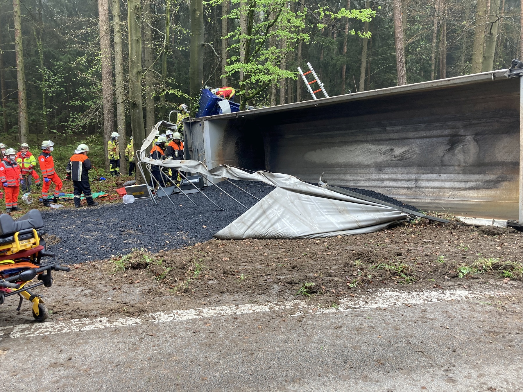 Vermutlich war ein geplatzter Reifen ursächlich für den Unfall Foto: PI Amberg