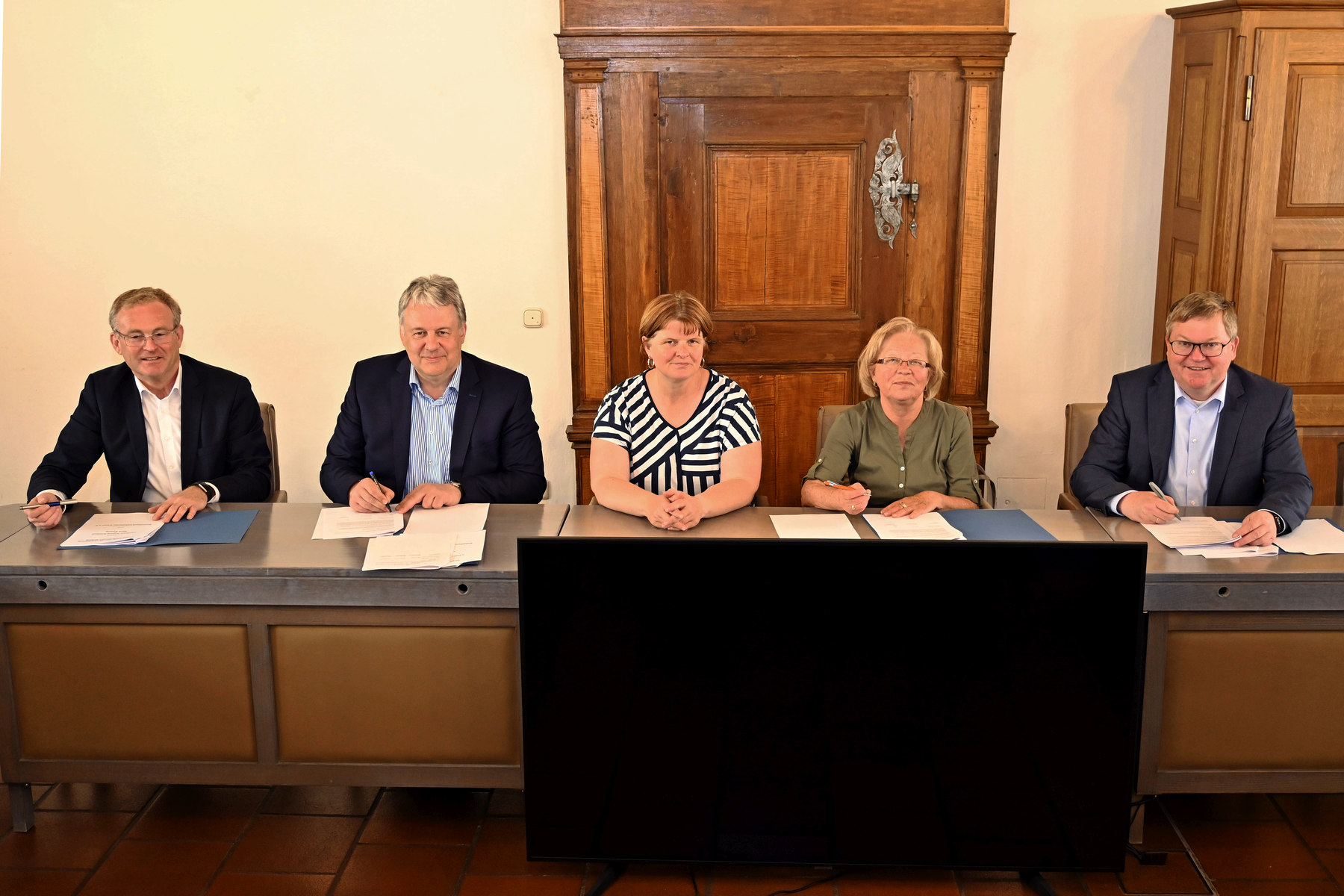 Manfred Tröppl, Richard Reisinger, Andrea Graf, Marianne Gutwein und Michael Cerny (v.l.n.r.) bei der Unterzeichnung des Vertrags zum Frauenhaus Foto: Susanne Schwab, Stadt Amberg