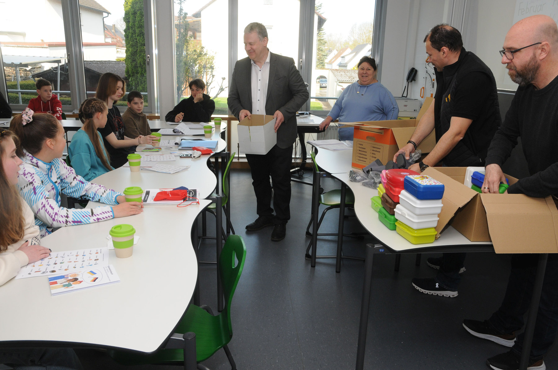 In der Willkommensgruppe verteilten Michael Sandner, Martin Zimmermann (von rechts) und Landrat Richard Reisinger die Geschenke an die Jugendlichen. Erfreut war auch die neue Lehrkraft Iryna Synytska (3.v.re.) Foto: Joachim Gebhardt