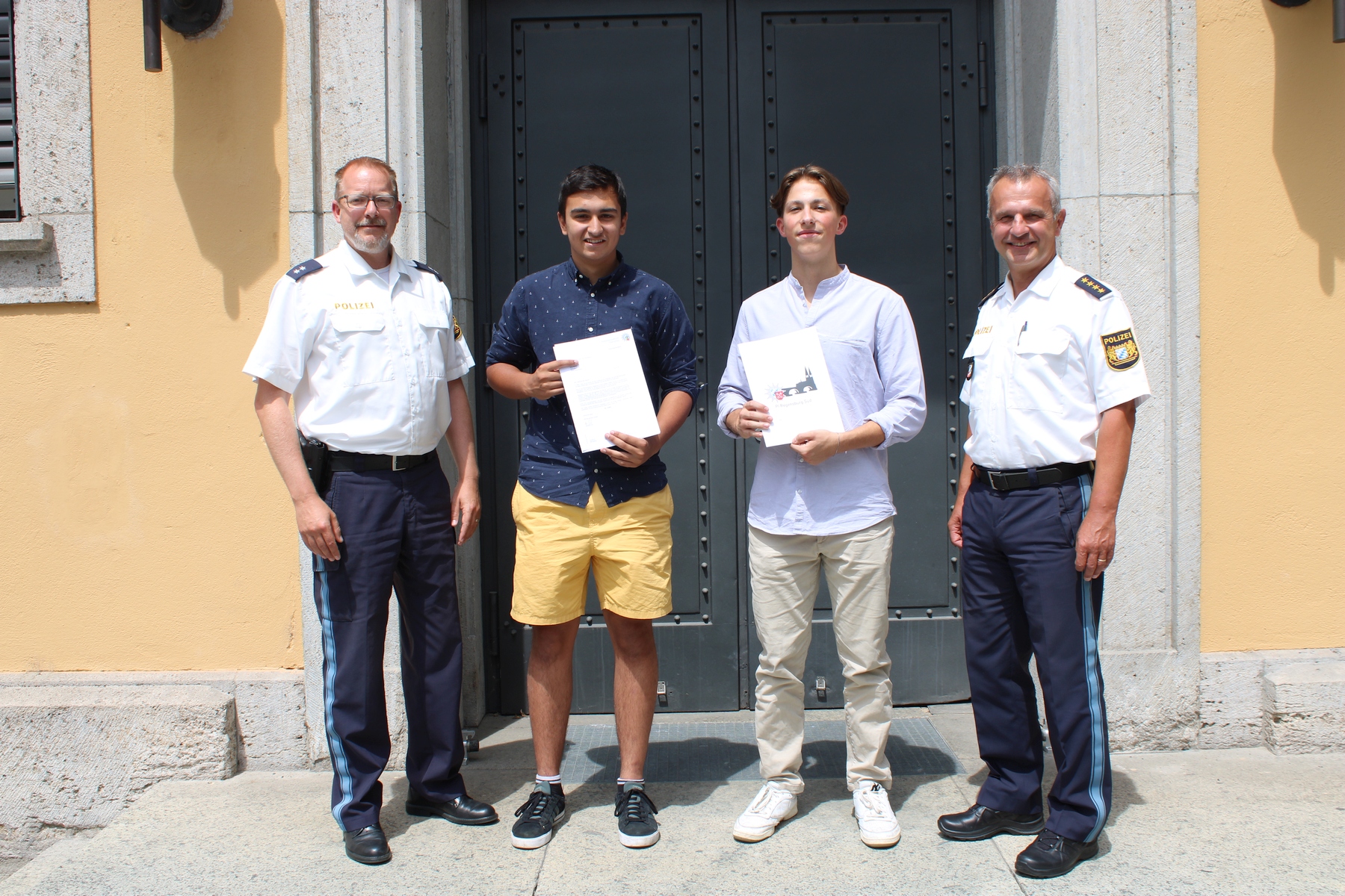 Von links nach rechts: Polizeioberkommissar Markus Reitmeier,  Kiran Becker, Felix Wimmer, Leitender Polizeidirektor Gerhard Roider Foto: Mario Ernst, PI Regensburg Süd