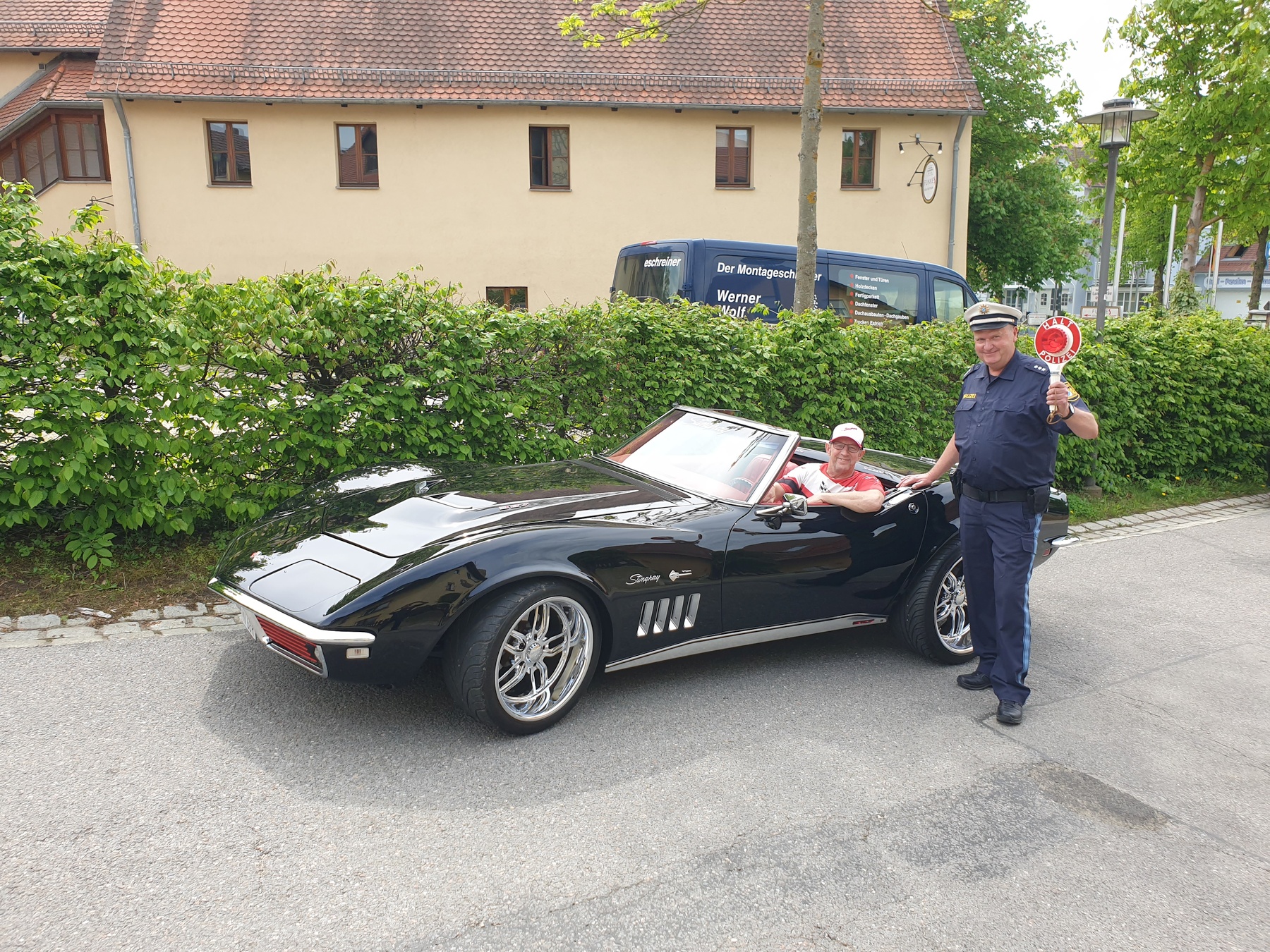 Dieter Bachfischer an seinem letzten Dienstwochenende bei der Kontrolle einer Corvette Foto: Polizei Regenstauf