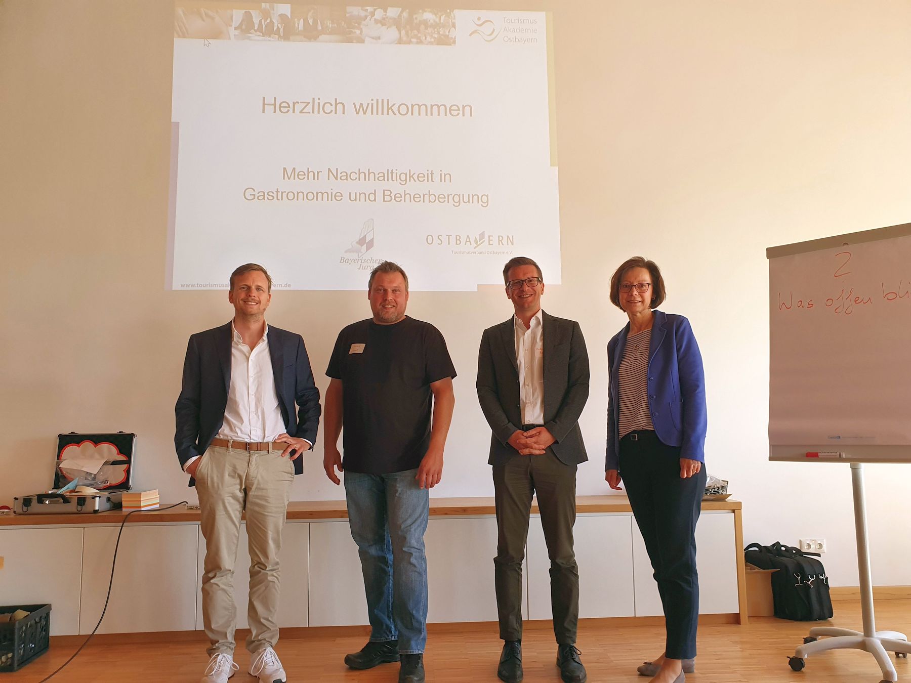 (Von links): Christian Nordhorn (Bayern Tourismus Marketing GmbH), Arwed Arndt (Maiers Hotel Parsberg), Hubert Zaremba (Landkreis Amberg-Sulzbach) und Veronika Perschl (Tourismusverband Ostbayern) referierten über mehr Nachhaltigkeit in Gastronomie und Beherbergung Foto: Christine Riel