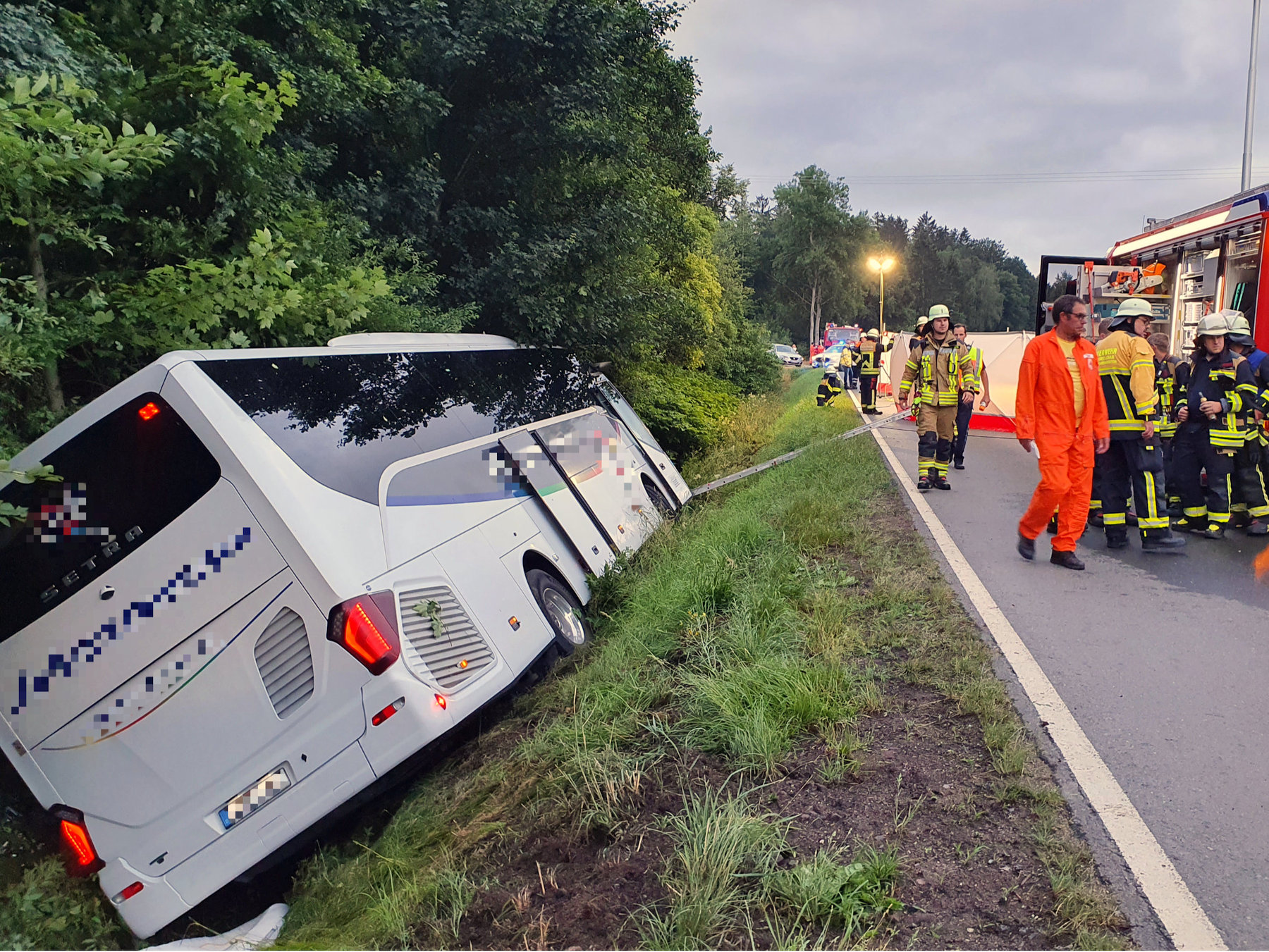 Der Busfahrer verstarb trotz Reanimation noch an der Unfallstelle Foto: Feuerwehr Landkreis Cham