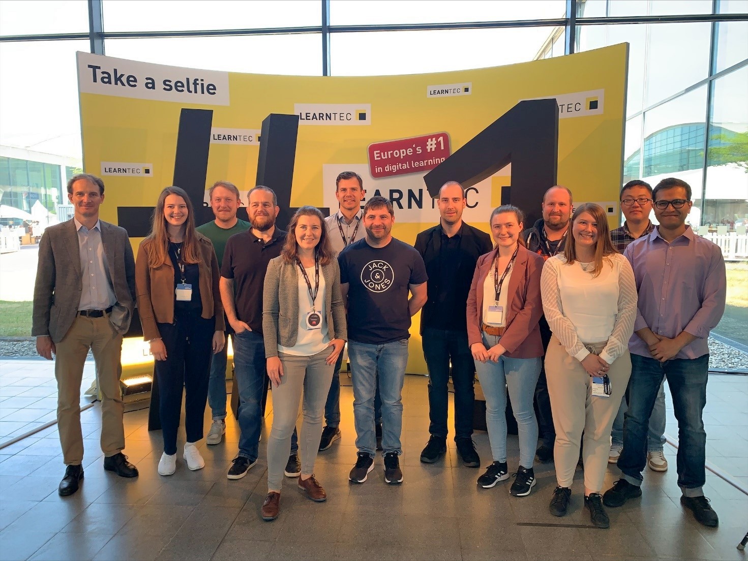 Das Team der „Allianz für berufliche Bildung in Ostbayern (ABBO)“ zusammen mit VertreterInnen des „Überbetrieblichen Bildungszentrums Ostbayern (ÜBZO)“ auf der Learntec in Karlsruhe Quelle: LUCE Stiftung Weiherhammer