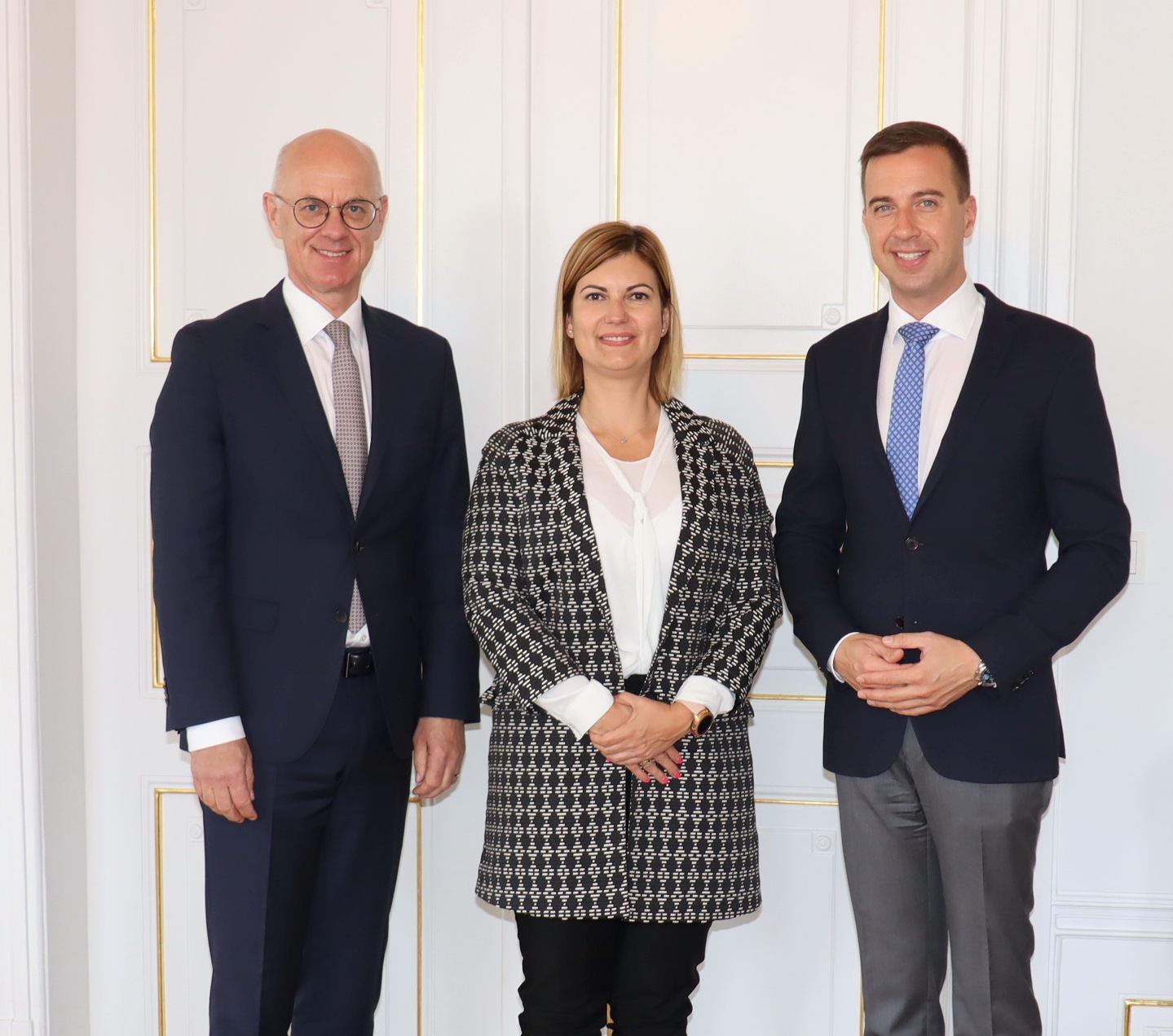 Regierungspräsident Walter Jonas (links) begrüßt den ungarischen Generalkonsul und Doyen des Konsularkorps in Bayern, Gábor Tordai-Lejkó (rechts) und dessen Begleitung Konsulin Emöke Barabás (Mitte)   (Foto: Regierung der Oberpfalz/Stühlinger-Weinhändler)