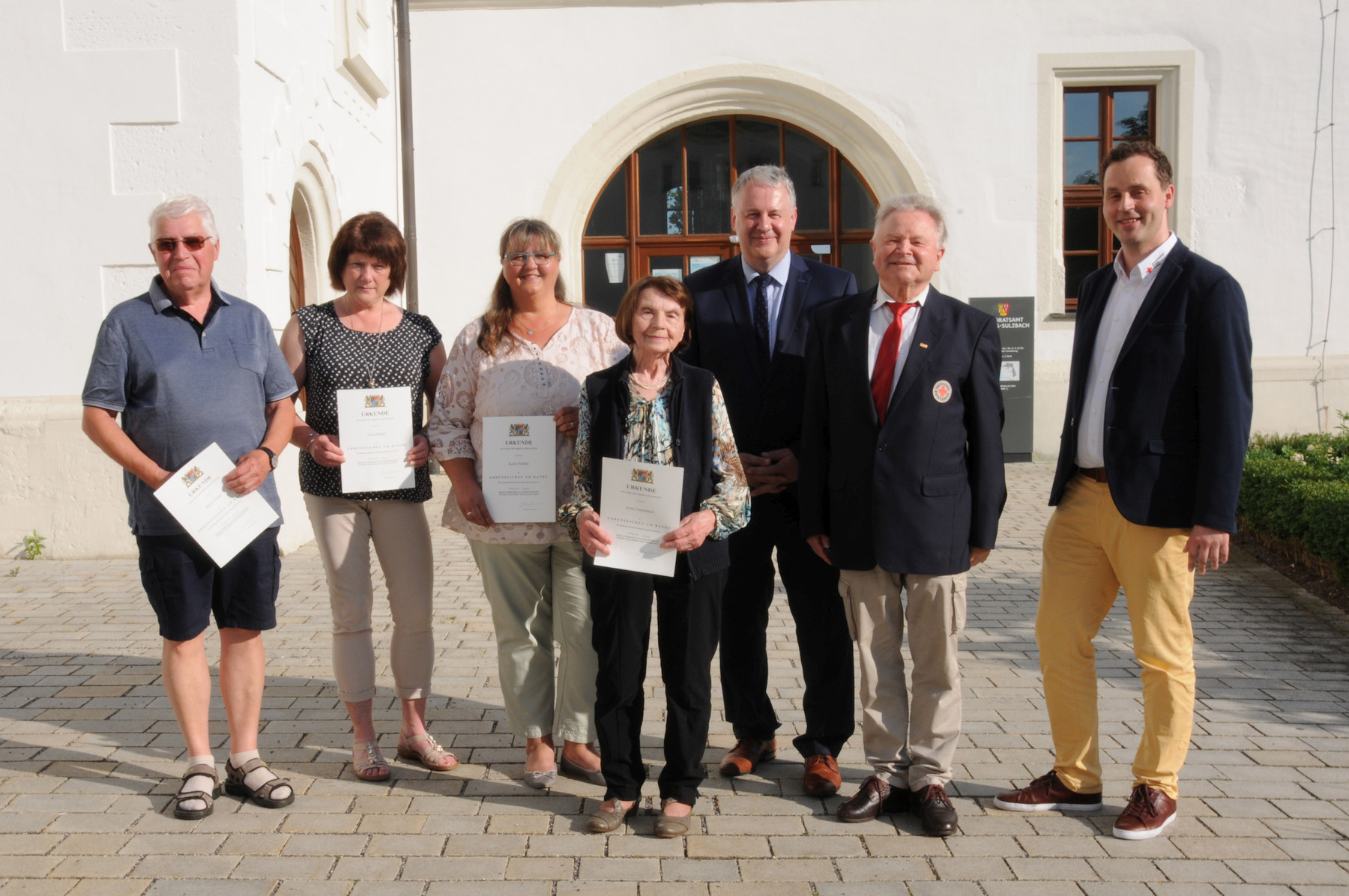 Für 40 Jahre aktiven Dienst wurden ausgezeichnet: Harry Elsner, Anita Scharl, Karin Niebler und Anna Trettenbach. Sie erhielten das Ehrenzeichen von Landrat Richard Reisinger sowie Gerd Geismann und Sebastian Schaller vom BRK (v.li.) Foto: Christine Hollederer