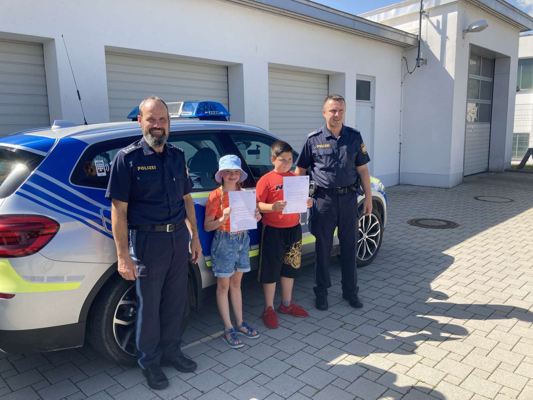 Polizei ehrt zwei couragierte Further Kinder