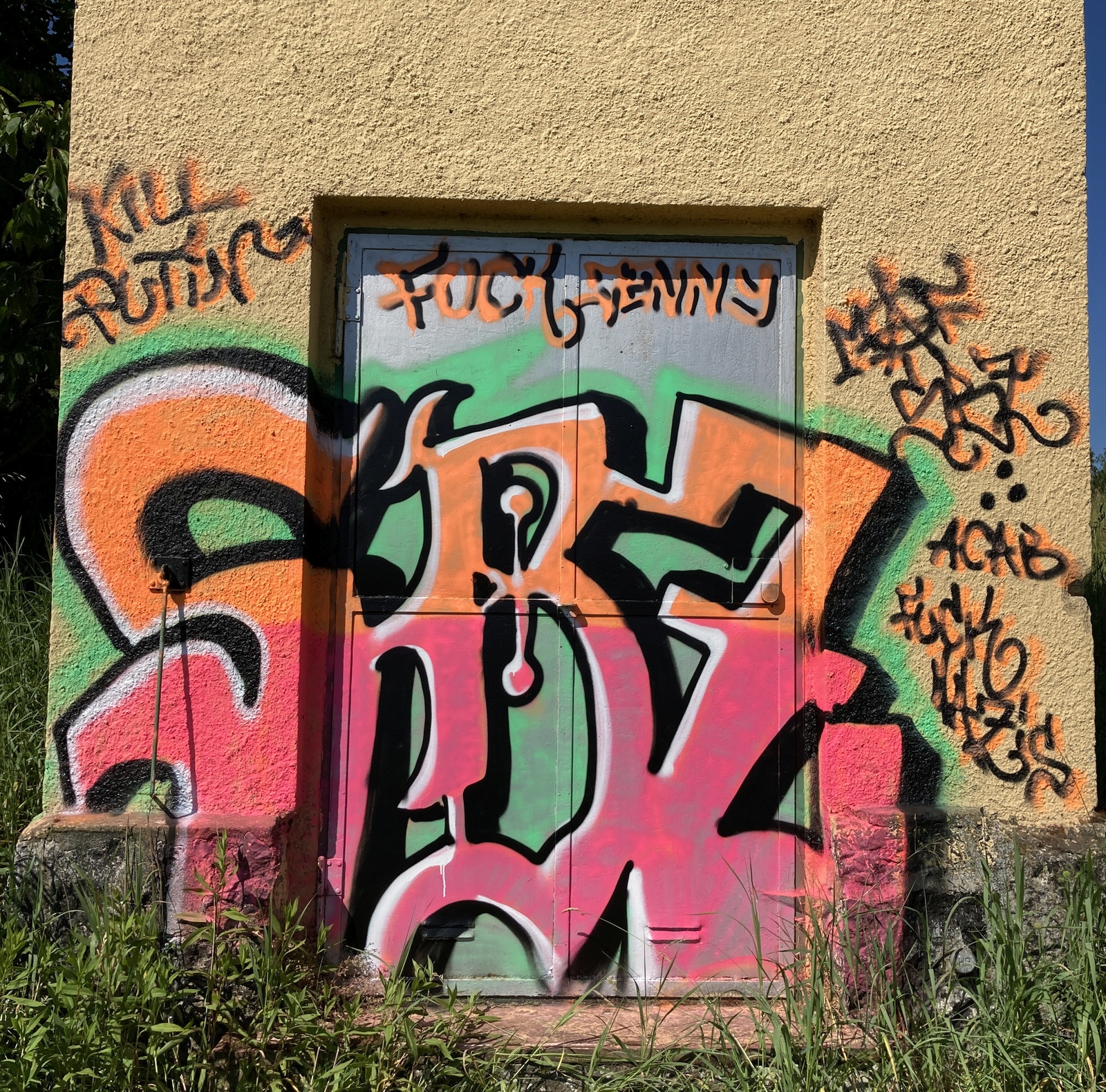 Trafohaus mit Graffiti beschmiert