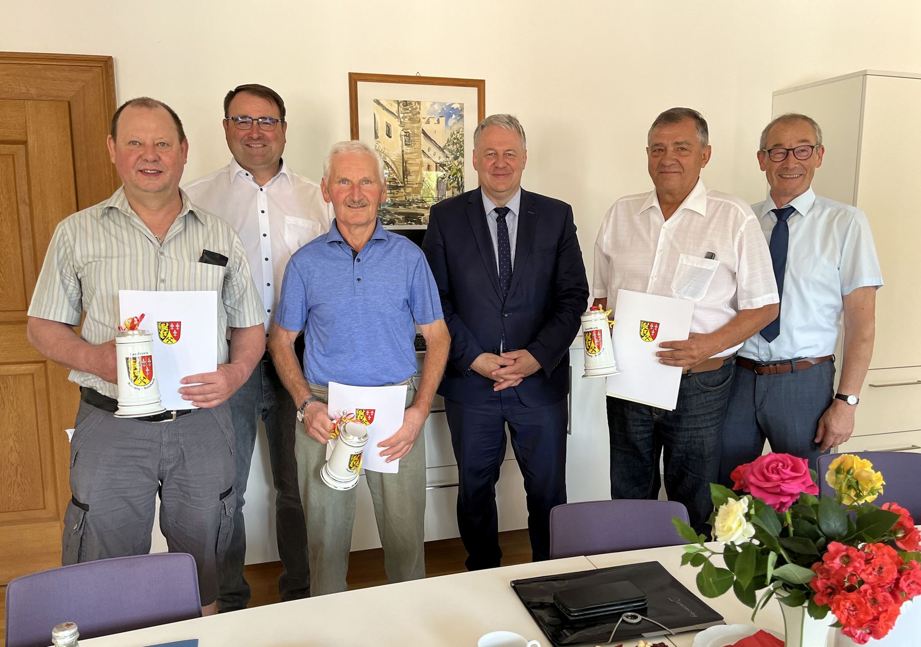 Für ihre langjährigen und treuen Dienste als Feldgeschworene bedankten sich Landrat Richard Reisinger (Mitte), Vermessungsdirektor Joachim Gesierich (2.v.l) und Bürgermeister Erwin Geitner (rechts) bei Georg Reindl aus Rieden (2.v.r) sowie bei Günter Niebler (links) und Helmut Schmidt (3.v.l) aus Weigendorf. Auf vier weitere Feldgeschworene warten ebenfalls noch Ehrenurkunden, sie konnten beim Pressetermin im Landratsamt nicht persönlich anwesend sein Foto: Martina Beierl