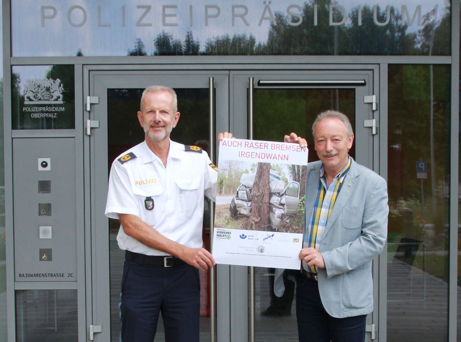 (v.l.n.r) Polizeivizepräsident Thomas Schöniger und Bezirksvorsitzender der Verkehrswacht Oberpfalz Gernot Schötz mit dem Präventionsplakat Foto: Polizeipräsidium Oberpfalz