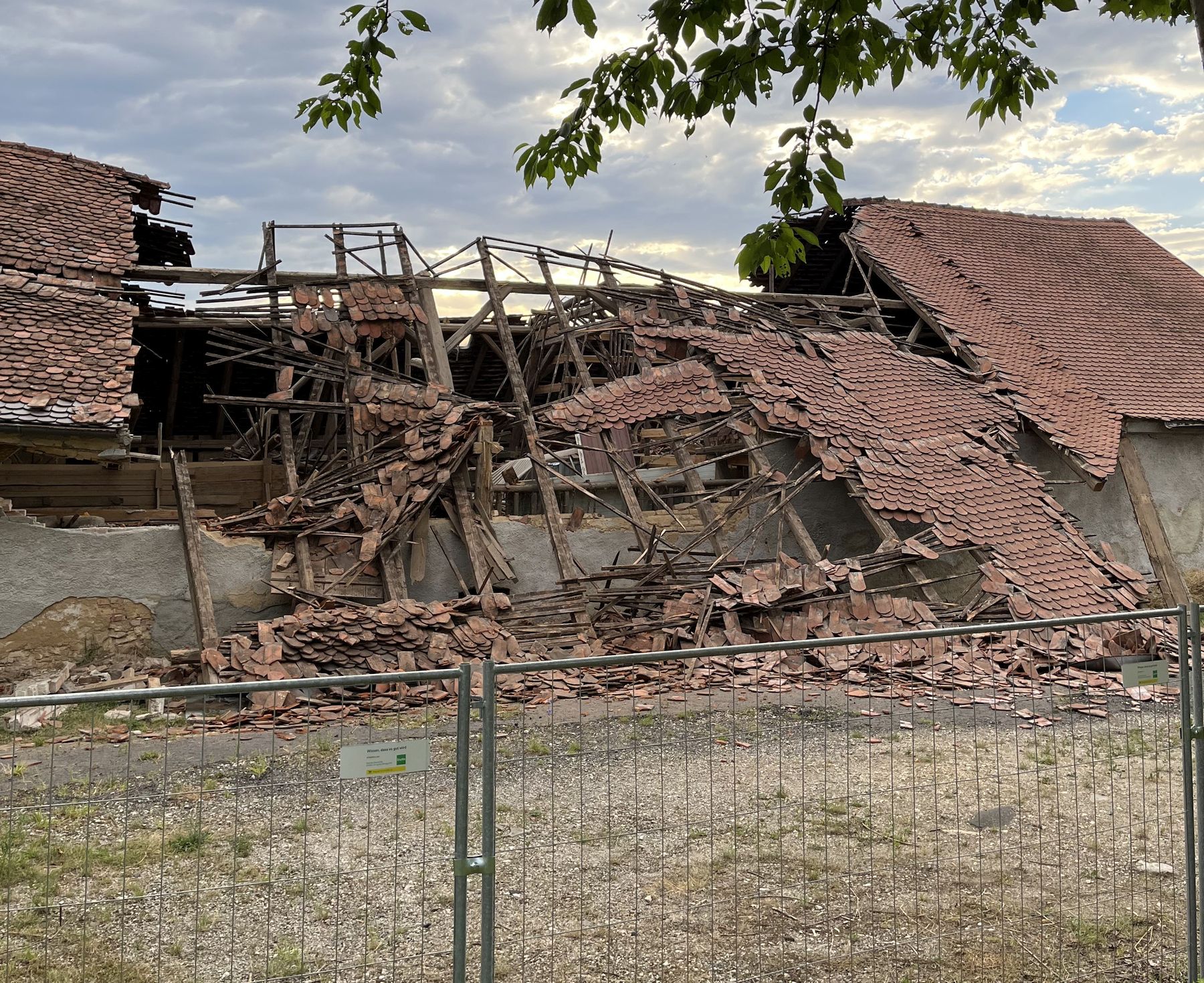 Beim Einsturz der Scheune entstand Sachschaden von rund 50.000 € Foto: Polizei Amberg