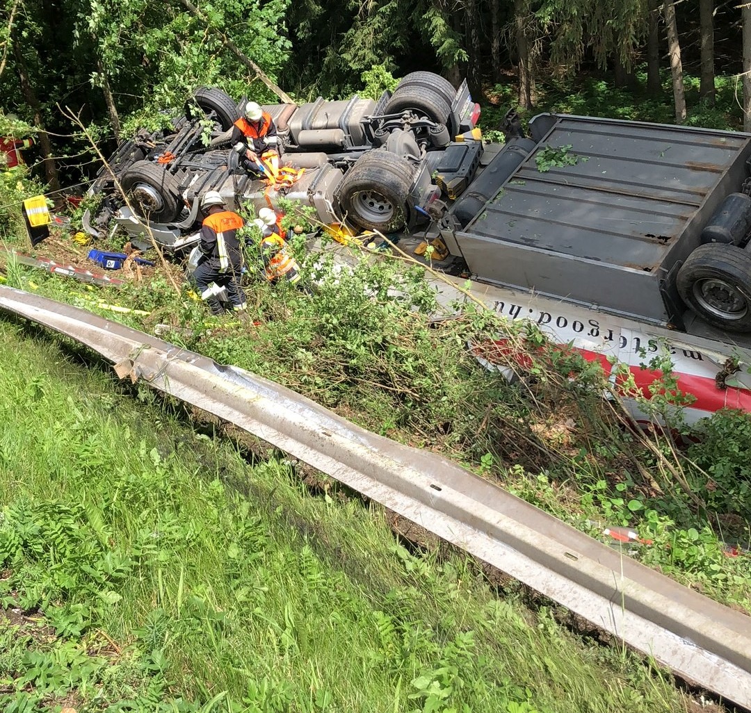 Der Fahrer des LKW wurde eingeklemmt und musste von der Feuerwehr befreit werden Foto: VPI Amberg