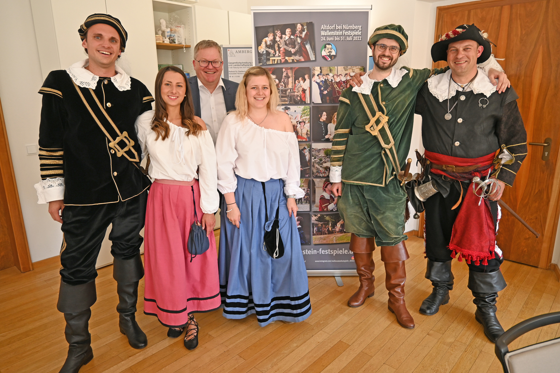 Eine Delegation der Wallenstein-Festspiele Altdorf war bei OB Michael Cerny im Amberger Rathaus zu Gast. Von links: Steven Himmelseher (Student Wallenstein), Ramona Fleischmann (Studentin), Oberbürgermeister Michael Cerny, Antonia Baumgart (Studentin), Christian Kahl (Student Nößler) und Sven Krämer (Hauptmann Kunz von Schreckenstein). Foto © Thomas Graml, Stadt Amberg