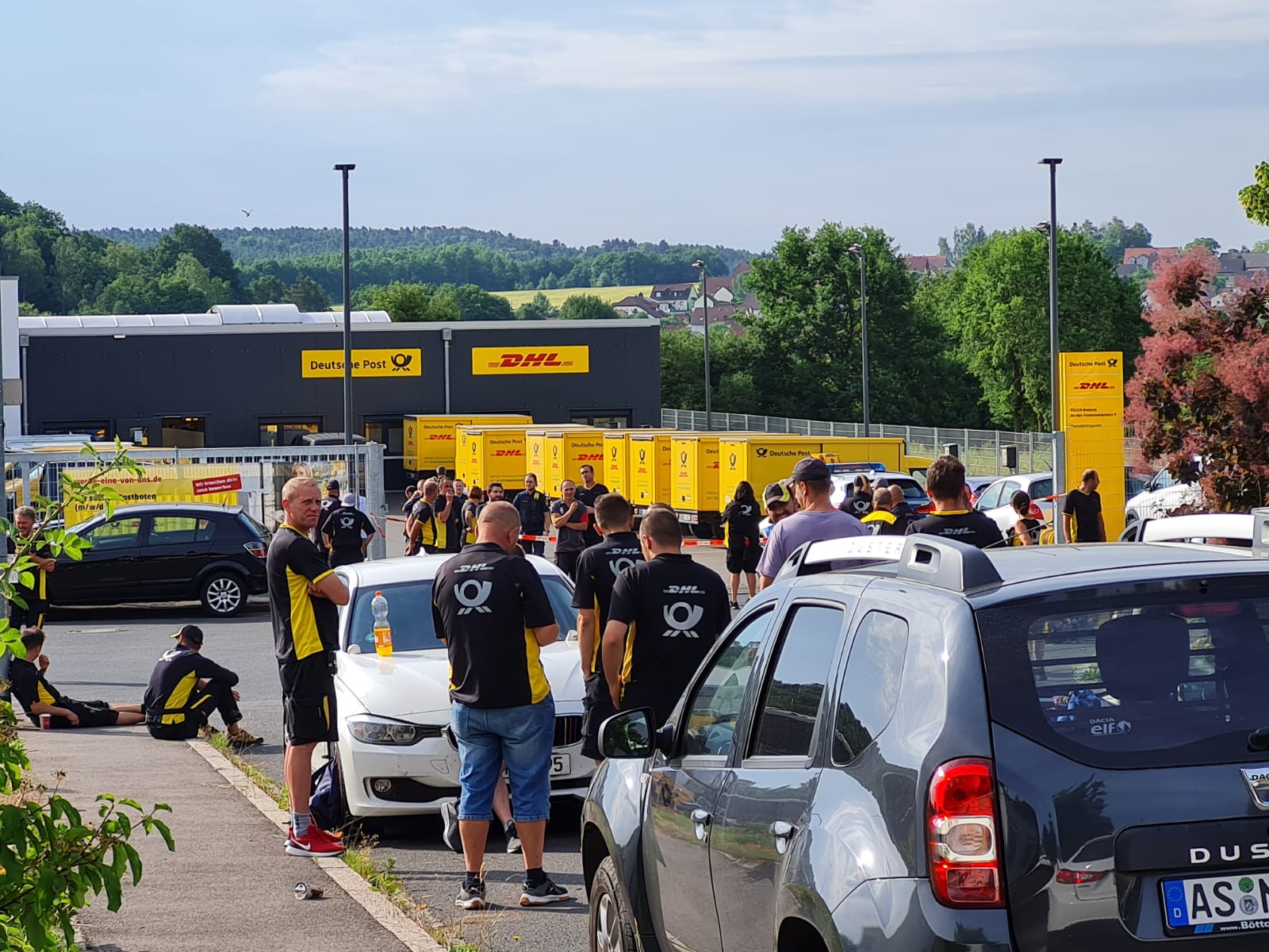 Rund 75 Mitarbeiter der Post warteten vor dem Tor des Postverteilzentrums in Amberg Foto: © Pressedienst Wagner