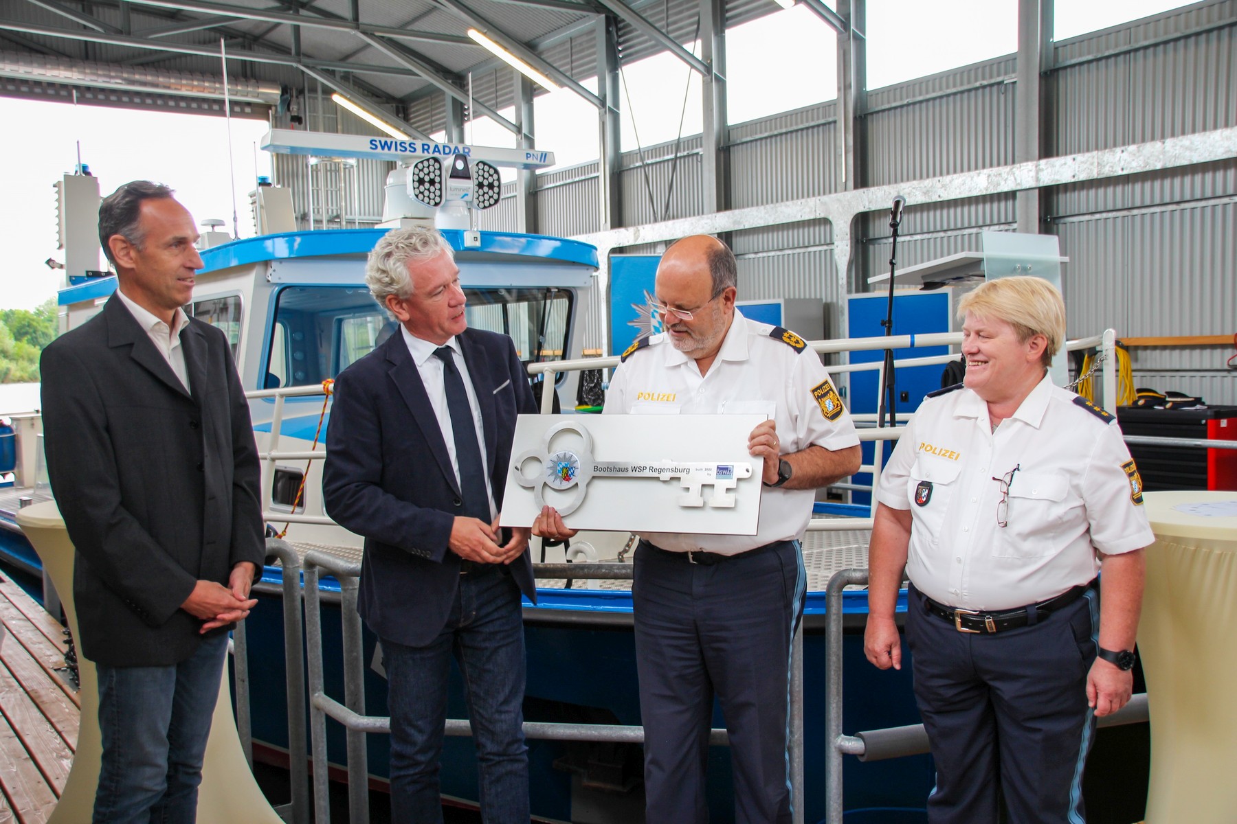 v.l.n.r. Projektverantwortlicher Harald Böhm, Leitender Baudirektor Karl Stock, Polizeipräsident Norbert Zink, Polizeidirektorin Ursula Fendl Foto: Polizeipräsidium Oberpfalz / ak