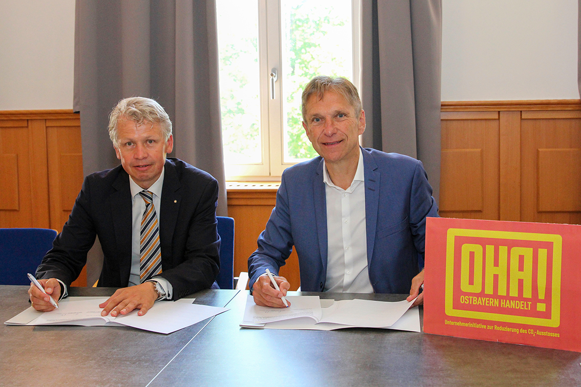 Von links: Prof. Dr. Clemens Bulitta und Eduard B. Wagner unterzeichnen die Kooperationsvereinbarung Foto: Wiesel/OTH Amberg-Weiden