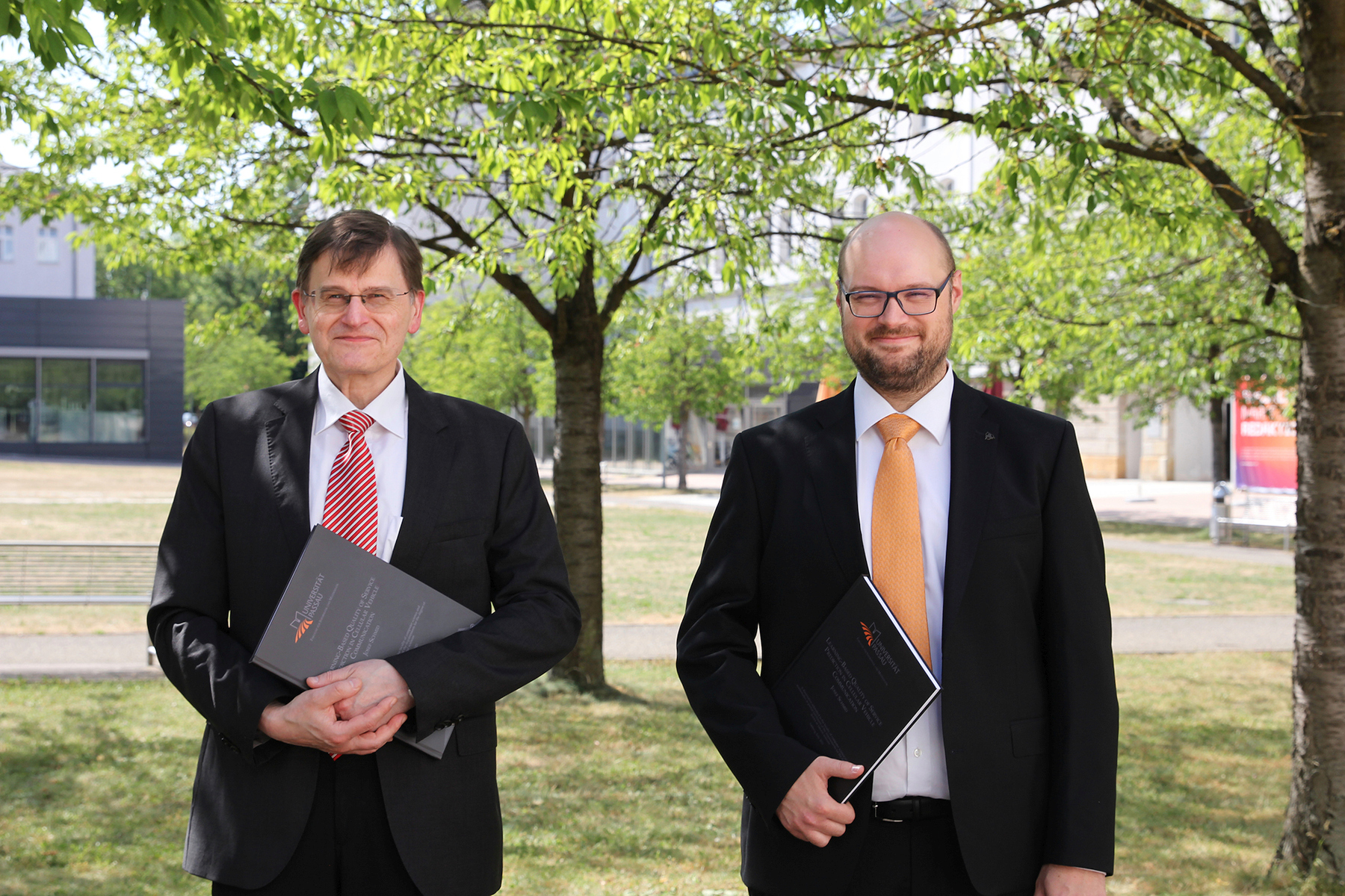 Dr. Josef Schmid (rechts) und Prof. Dr. Alfred Höß Foto: Wiesel/OTH Amberg-Weiden