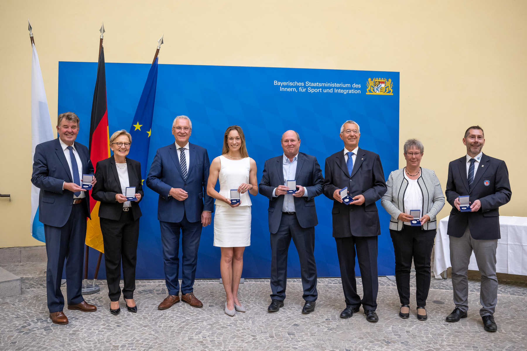 Bayerns Innenminister Joachim Herrmann zeichnet am 11.07.2022 in Muenchen sieben hochengagierte Persönlichkeiten mit der Bayerischen Staatsmedaille 'Stern der Sicherheit' aus. Mit der Bayerischen Staatsmedaille ‚Stern der Sicherheit‘ würdigt der bayerische Innenminister seit 2013 herausragende Verdienste um die Innere Sicherheit. Foto: Sebastian Widmann / StMI