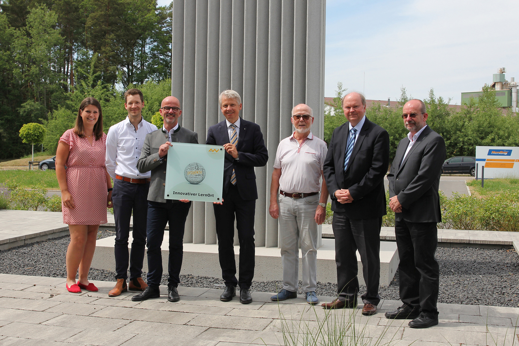 Herding GmbH Filtertechnik zählt nun zu den Innovativen LernOrten der OTH Amberg-Weiden. Von links: Hanna Gallitzendörfer (ILO-Projektleiterin OTH Amberg-Weiden), Fabian Schünke (Geschäftsführer Herding), Dr. Urs Herding (Geschäftsführer und Hauptgesellschafter Herding), Prof. Dr. Clemens Bulitta (Präsident OTH Amberg-Weiden), Walter Herding (Gründer Herding), Prof. Dr. Wolfgang Weber (Leitung Grundsatzangelegenheiten und Hochschulentwicklung), Prof. Dr. Klaus Sponheim (Fakultät Maschinebau/Umwelttechnik) Foto: Wiesel/OTH Amberg-Weiden