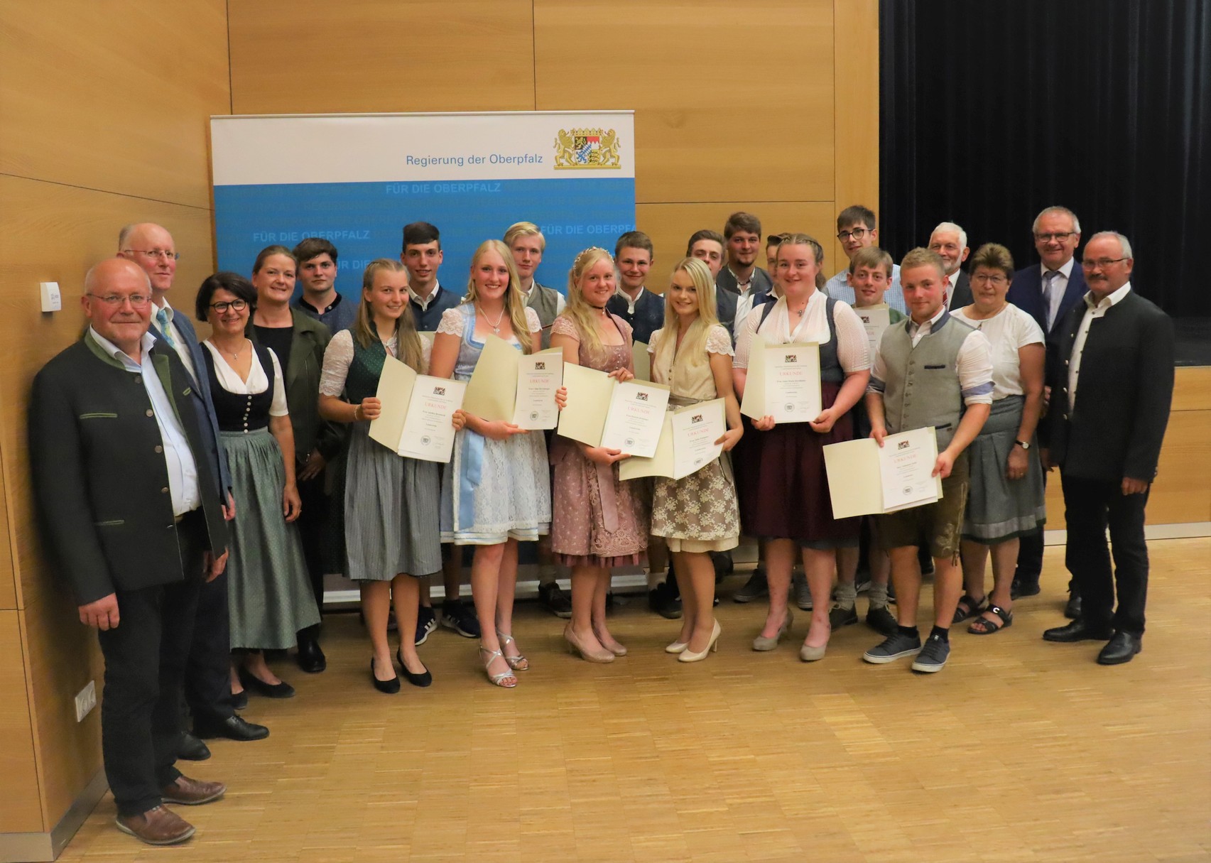 58 Landwirtschafts-Absolventinnen und -Absolventen aus den Landkreisen Cham, Regensburg und Schwandorf geehrt