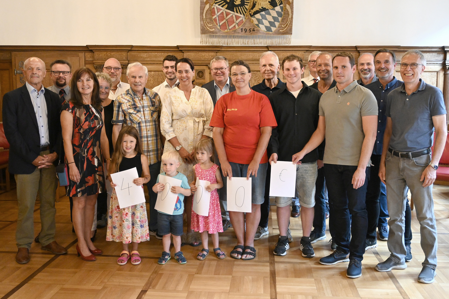 Die herausragendsten Schwimmerinnen und Schwimmer sowie die Organisatoren und Helfenden des diesjährigen Amberger 24-Stunden-Schwimmens mit Oberbürgermeister Michael Cerny (9.v.l.) und dem Vorsitzenden des Stadtverbands für Sport Norbert Fischer (6.v.l.) Foto: Susanne Schwab, Stadt Amberg