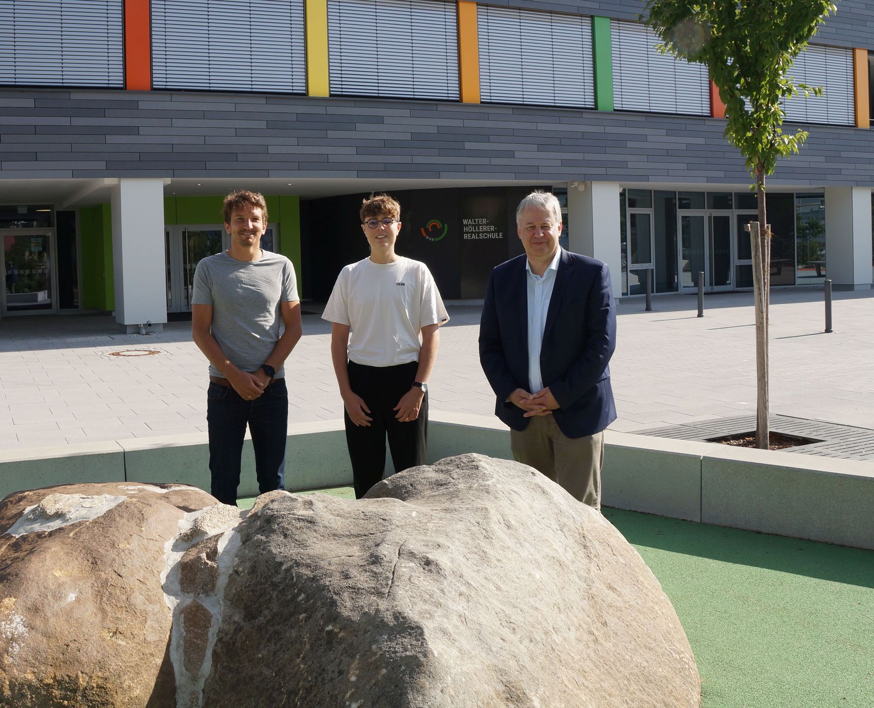 Landrat Richard Reisinger heißt den jungen Architekturstudenten Antoine Watson aus Frankreich herzlich willkommen, der derzeit ein Praktikum bei Stadtplaner David Neidl in Sulzbach-Rosenberg absolviert (von rechts) Foto: Martin Zimmermann