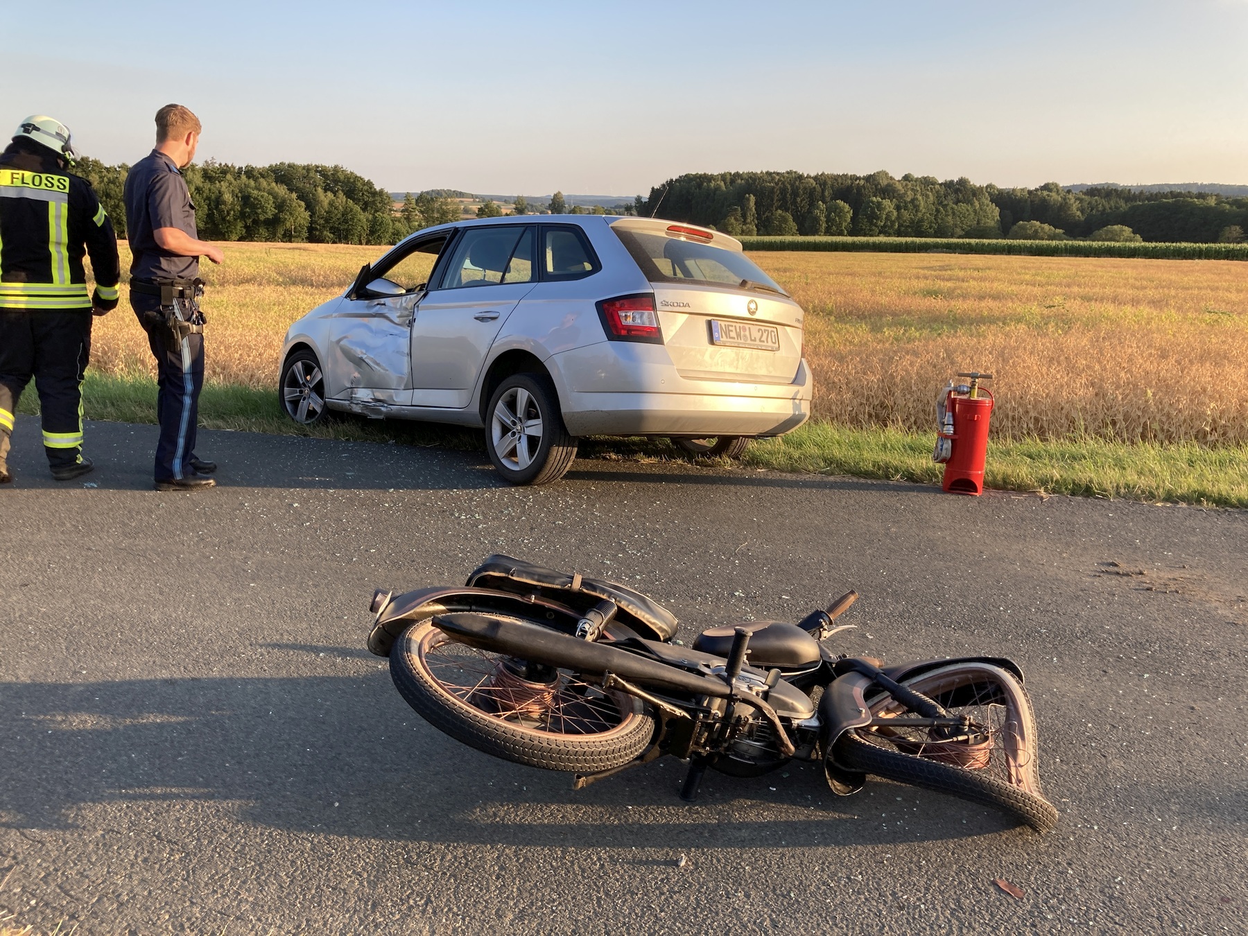 Der Fahrer der Kreidler musste schwerverletzt ins Krankenhaus gebracht werden Foto: Polizei NEW