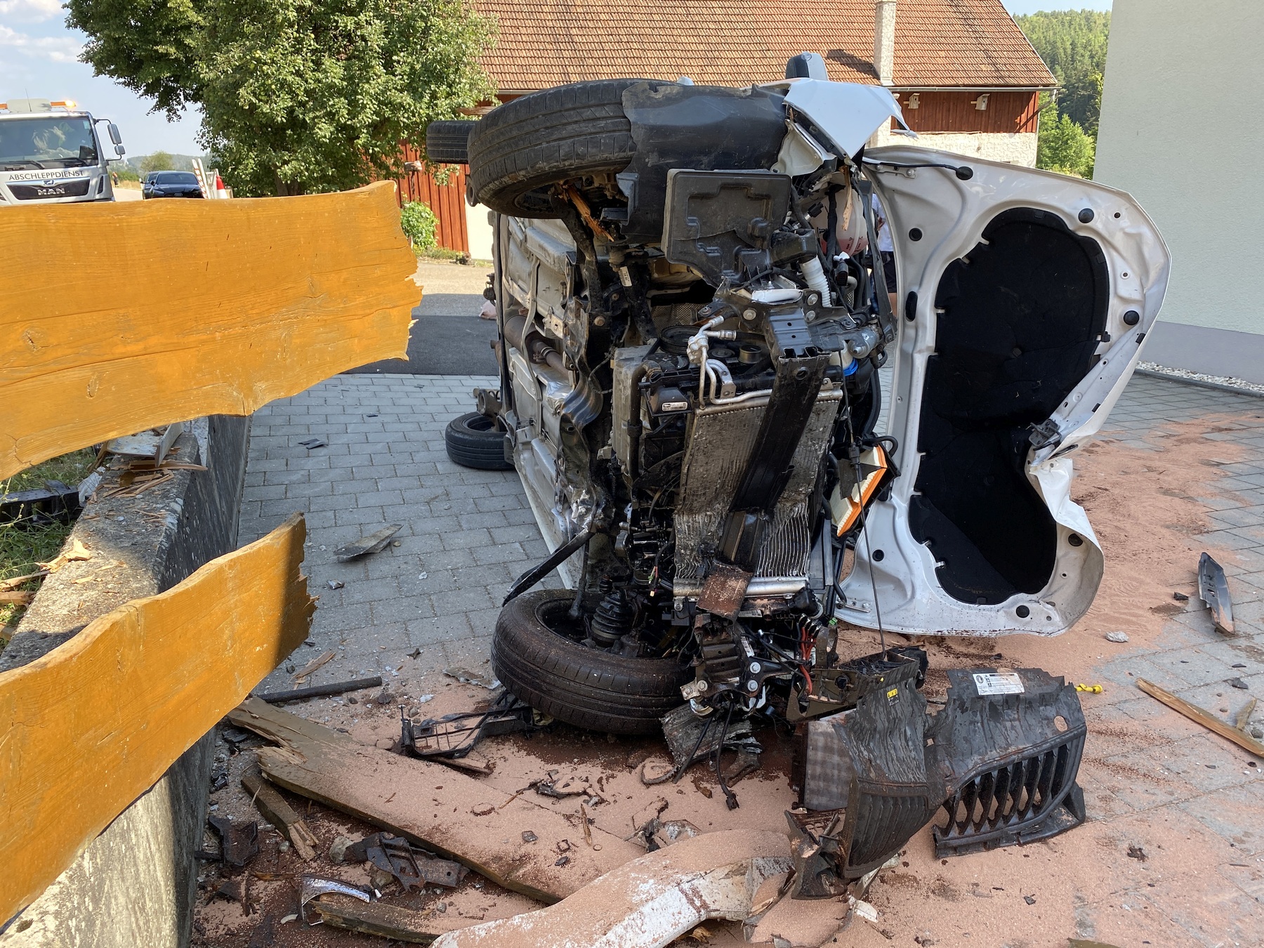 Der Skoda erlitt einen Totalschaden, die 18-jährige Fahrerin wurde nur leicht verletzt Foto: Polizei Amberg