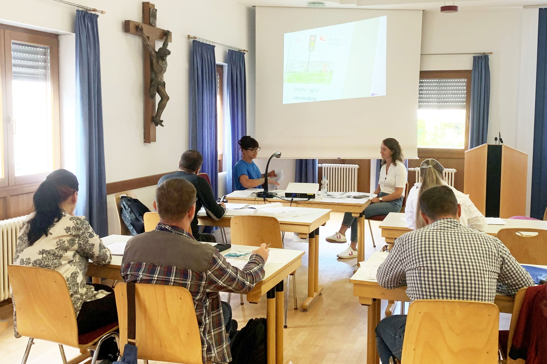 Die beiden Lehrerinnen Regina Reichl und Liane Braun erklärten sich bereit, in einem der ersten Deutschkurse die Ukraineflüchtlinge zu unterrichten und ihnen so den Weg in den Alltag zu ebnen Foto: Elisabeth Triller, Stadt Amberg